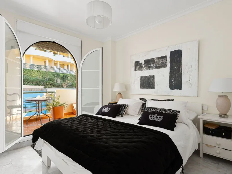 Situated in the sought-after Señorio de Aloha community in Nueva Andalucia, this attractive apartment offers two bedrooms and two bathrooms, including an en-suite. The property features 86m² of interior space complemented by a 23m² terrace, where open vie