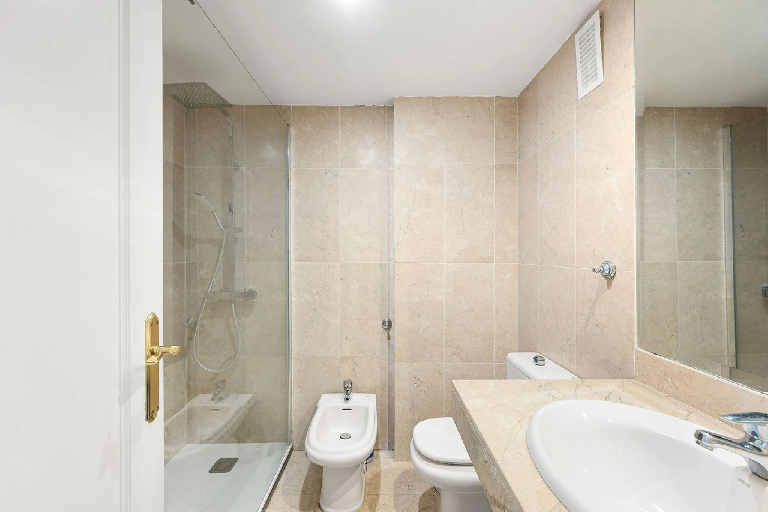 Situated in the sought-after Señorio de Aloha community in Nueva Andalucia, this attractive apartment offers two bedrooms and two bathrooms, including an en-suite. The property features 86m² of interior space complemented by a 23m² terrace, where open vie