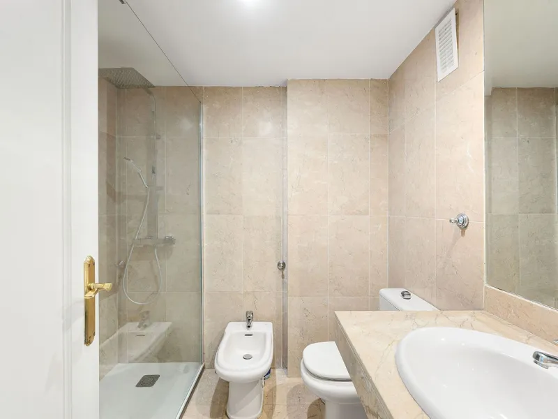 Situated in the sought-after Señorio de Aloha community in Nueva Andalucia, this attractive apartment offers two bedrooms and two bathrooms, including an en-suite. The property features 86m² of interior space complemented by a 23m² terrace, where open vie
