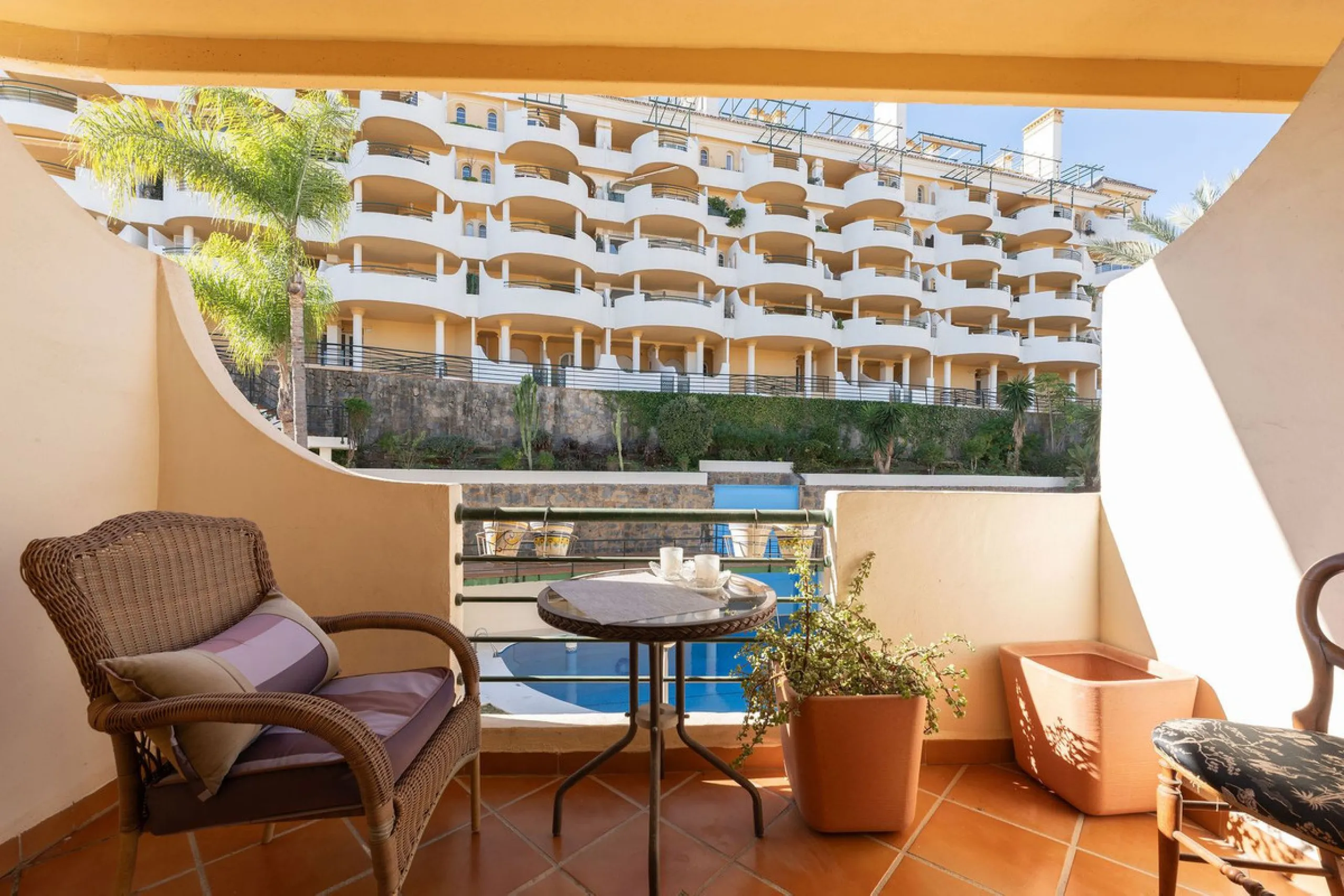 Situated in the sought-after Señorio de Aloha community in Nueva Andalucia, this attractive apartment offers two bedrooms and two bathrooms, including an en-suite. The property features 86m² of interior space complemented by a 23m² terrace, where open vie
