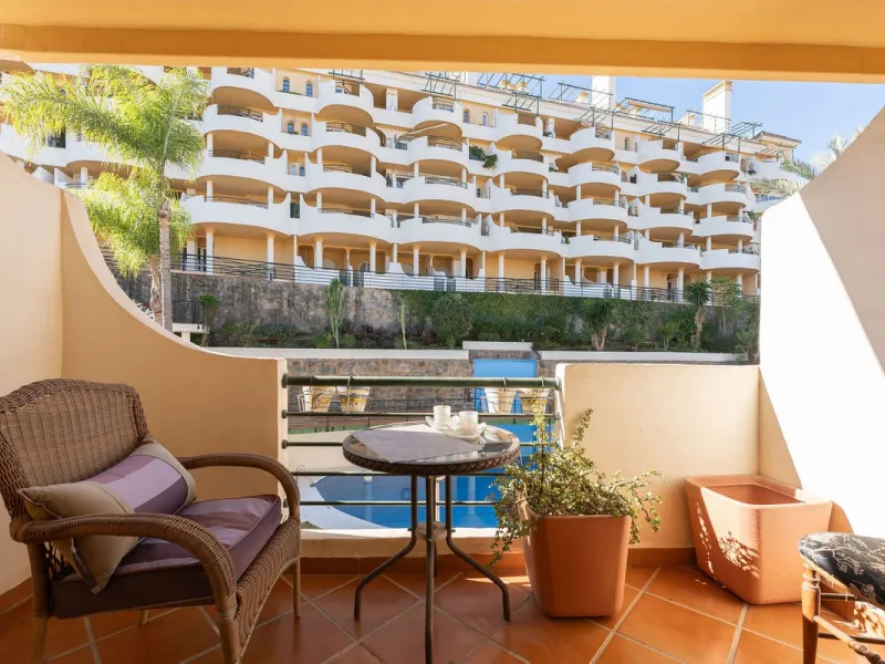 Situated in the sought-after Señorio de Aloha community in Nueva Andalucia, this attractive apartment offers two bedrooms and two bathrooms, including an en-suite. The property features 86m² of interior space complemented by a 23m² terrace, where open vie