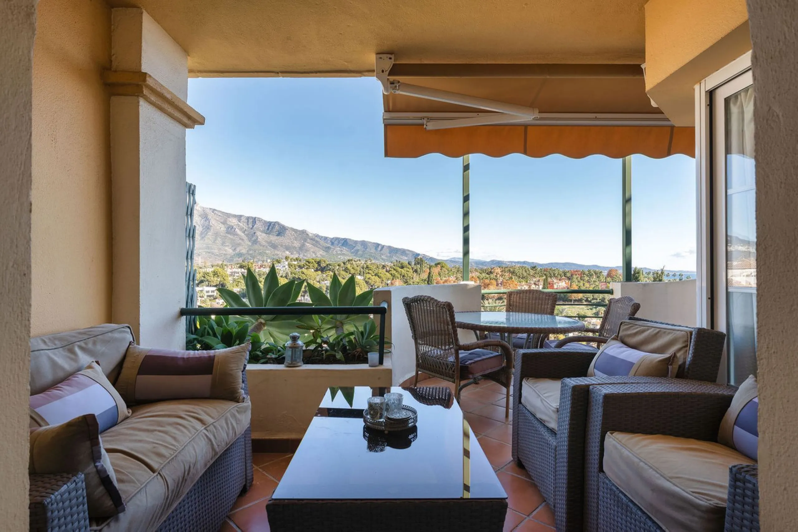 Situated in the sought-after Señorio de Aloha community in Nueva Andalucia, this attractive apartment offers two bedrooms and two bathrooms, including an en-suite. The property features 86m² of interior space complemented by a 23m² terrace, where open vie