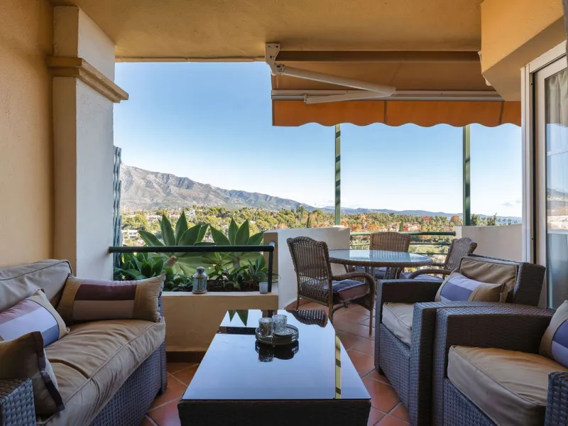 Situated in the sought-after Señorio de Aloha community in Nueva Andalucia, this attractive apartment offers two bedrooms and two bathrooms, including an en-suite. The property features 86m² of interior space complemented by a 23m² terrace, where open vie