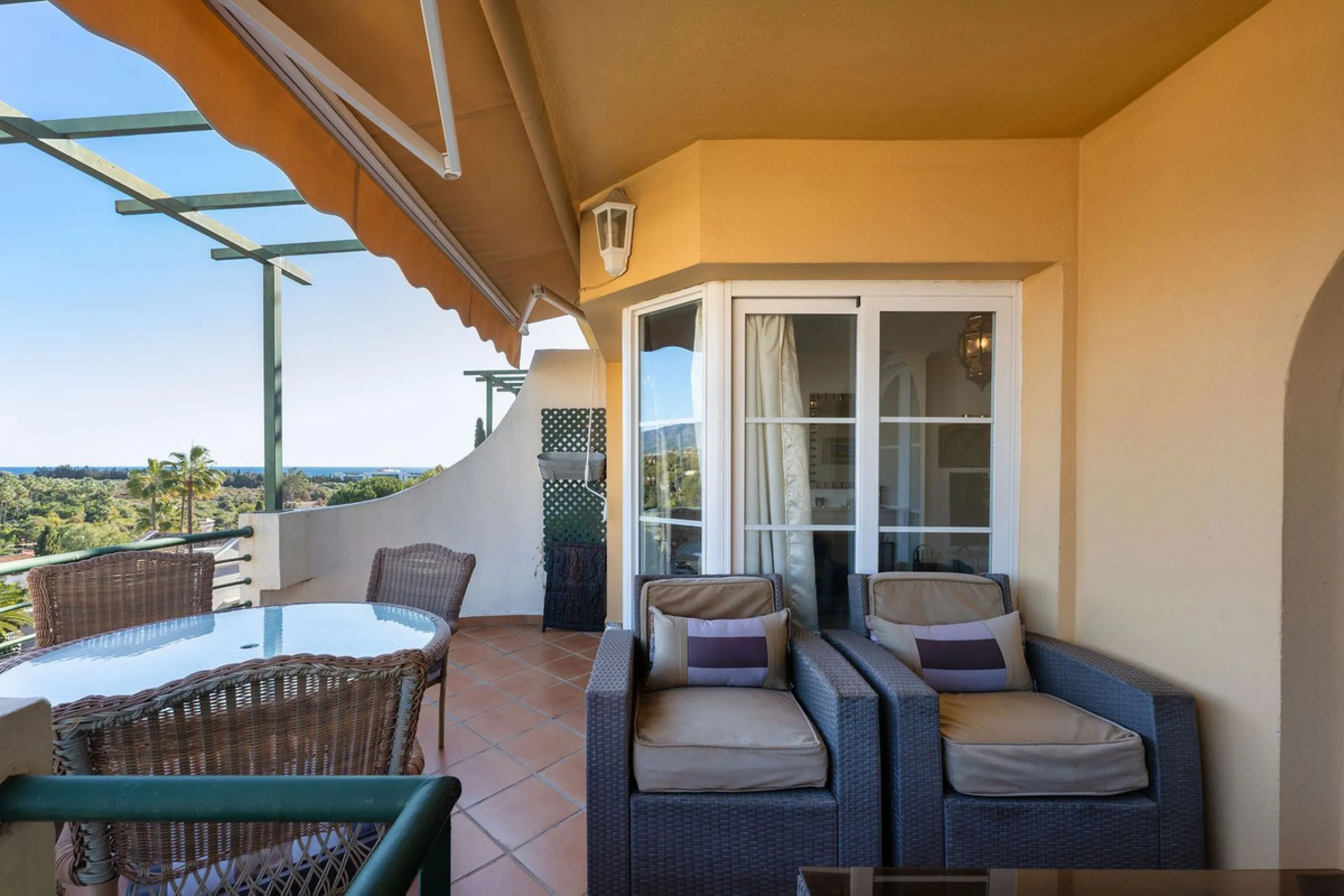 Situated in the sought-after Señorio de Aloha community in Nueva Andalucia, this attractive apartment offers two bedrooms and two bathrooms, including an en-suite. The property features 86m² of interior space complemented by a 23m² terrace, where open vie