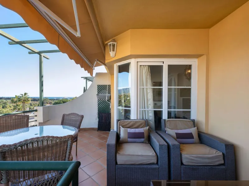 Situated in the sought-after Señorio de Aloha community in Nueva Andalucia, this attractive apartment offers two bedrooms and two bathrooms, including an en-suite. The property features 86m² of interior space complemented by a 23m² terrace, where open vie