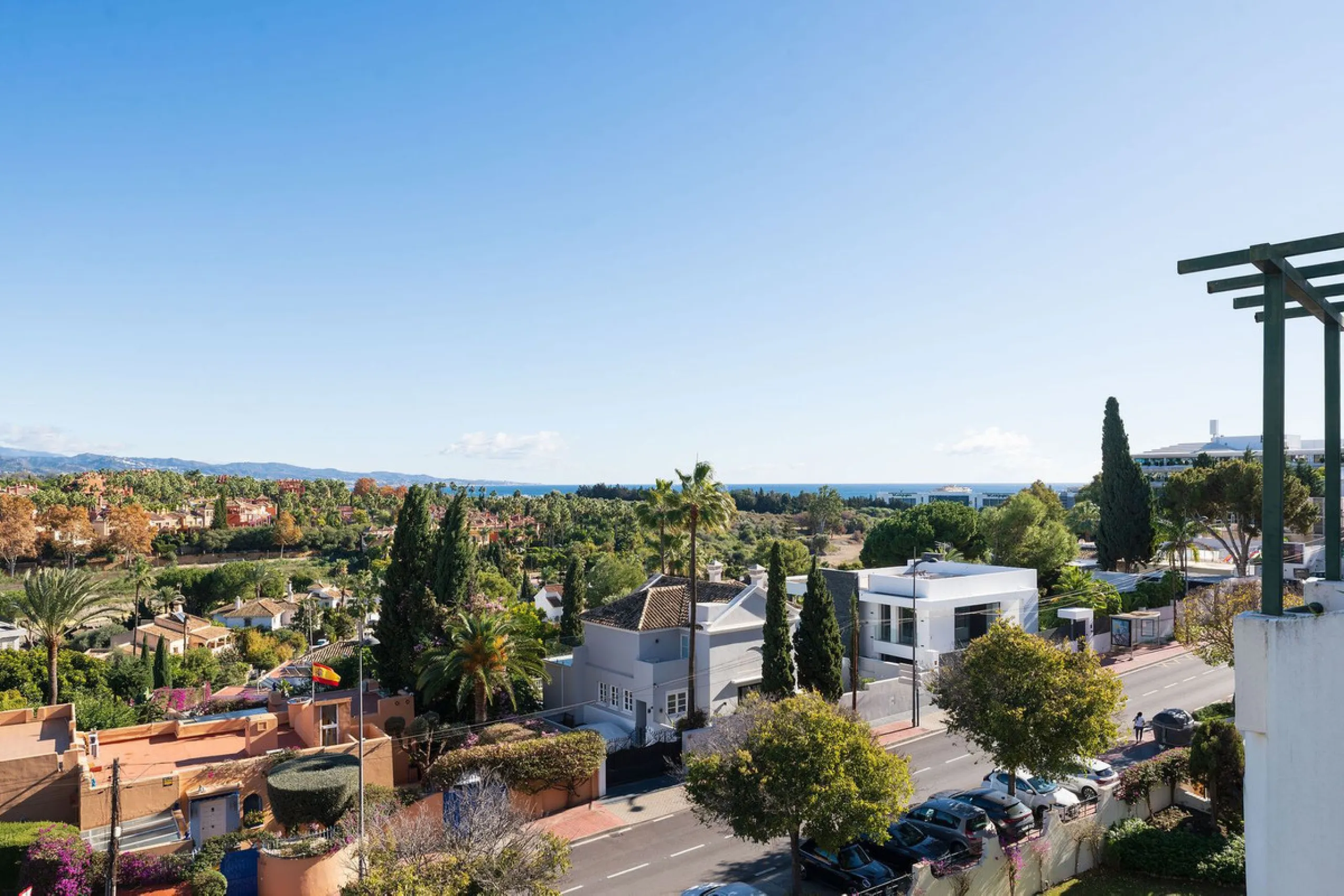 Situated in the sought-after Señorio de Aloha community in Nueva Andalucia, this attractive apartment offers two bedrooms and two bathrooms, including an en-suite. The property features 86m² of interior space complemented by a 23m² terrace, where open vie