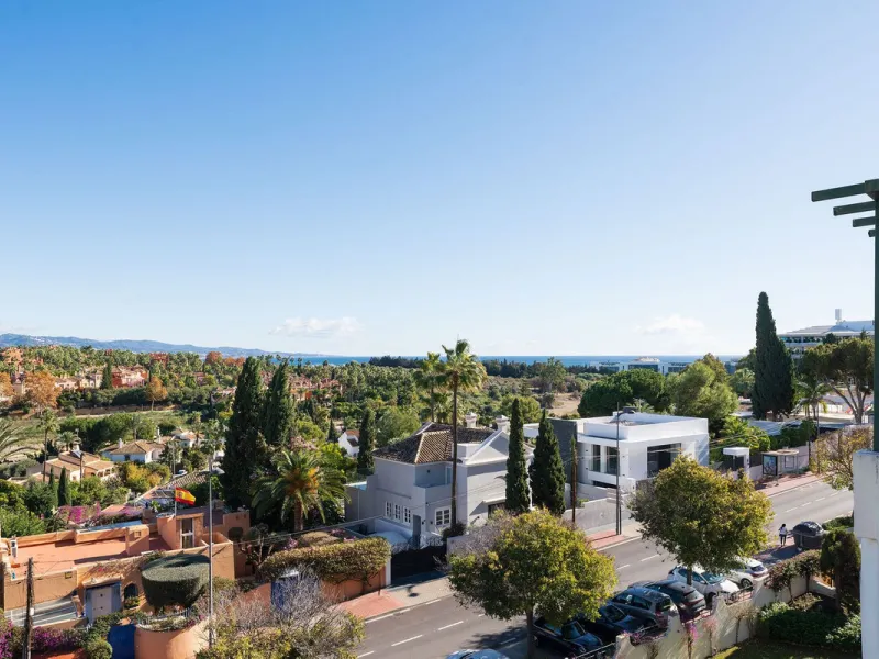Situated in the sought-after Señorio de Aloha community in Nueva Andalucia, this attractive apartment offers two bedrooms and two bathrooms, including an en-suite. The property features 86m² of interior space complemented by a 23m² terrace, where open vie
