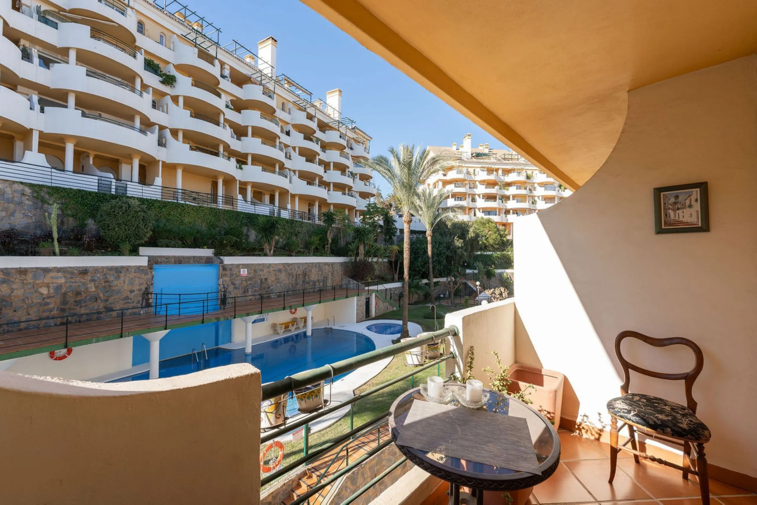 Situated in the sought-after Señorio de Aloha community in Nueva Andalucia, this attractive apartment offers two bedrooms and two bathrooms, including an en-suite. The property features 86m² of interior space complemented by a 23m² terrace, where open vie