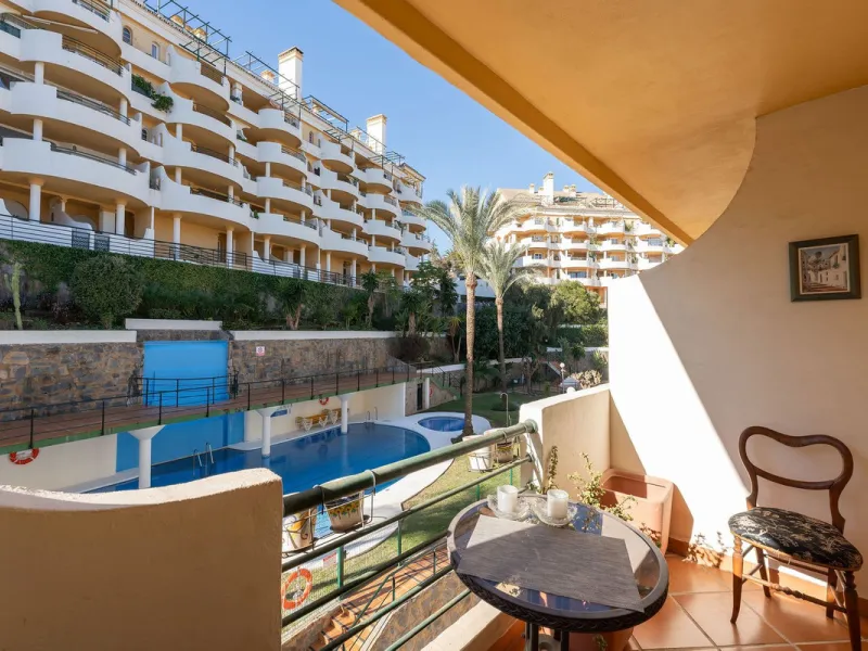 Situated in the sought-after Señorio de Aloha community in Nueva Andalucia, this attractive apartment offers two bedrooms and two bathrooms, including an en-suite. The property features 86m² of interior space complemented by a 23m² terrace, where open vie