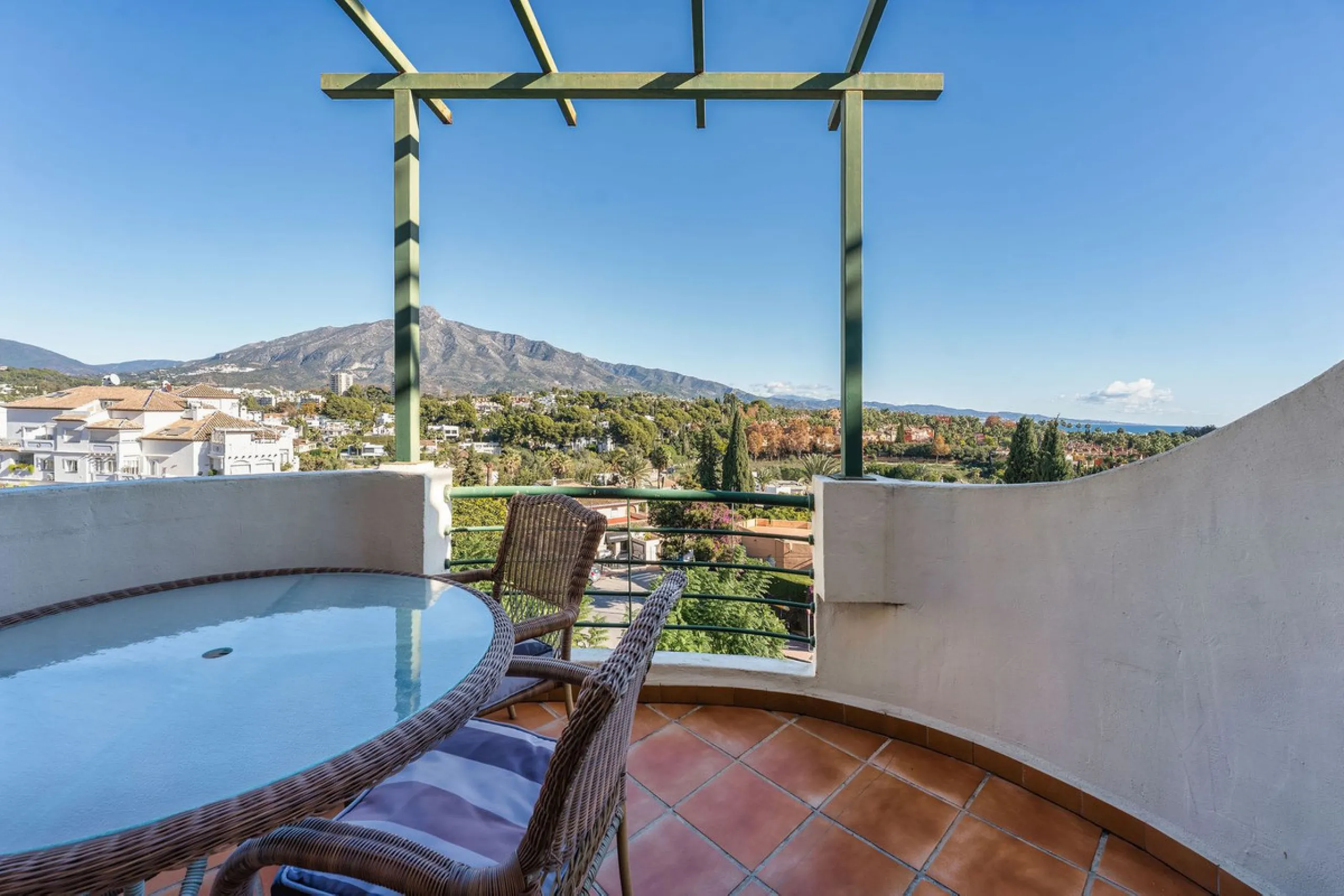 Situated in the sought-after Señorio de Aloha community in Nueva Andalucia, this attractive apartment offers two bedrooms and two bathrooms, including an en-suite. The property features 86m² of interior space complemented by a 23m² terrace, where open vie