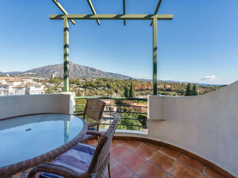 Situated in the sought-after Señorio de Aloha community in Nueva Andalucia, this attractive apartment offers two bedrooms and two bathrooms, including an en-suite. The property features 86m² of interior space complemented by a 23m² terrace, where open vie