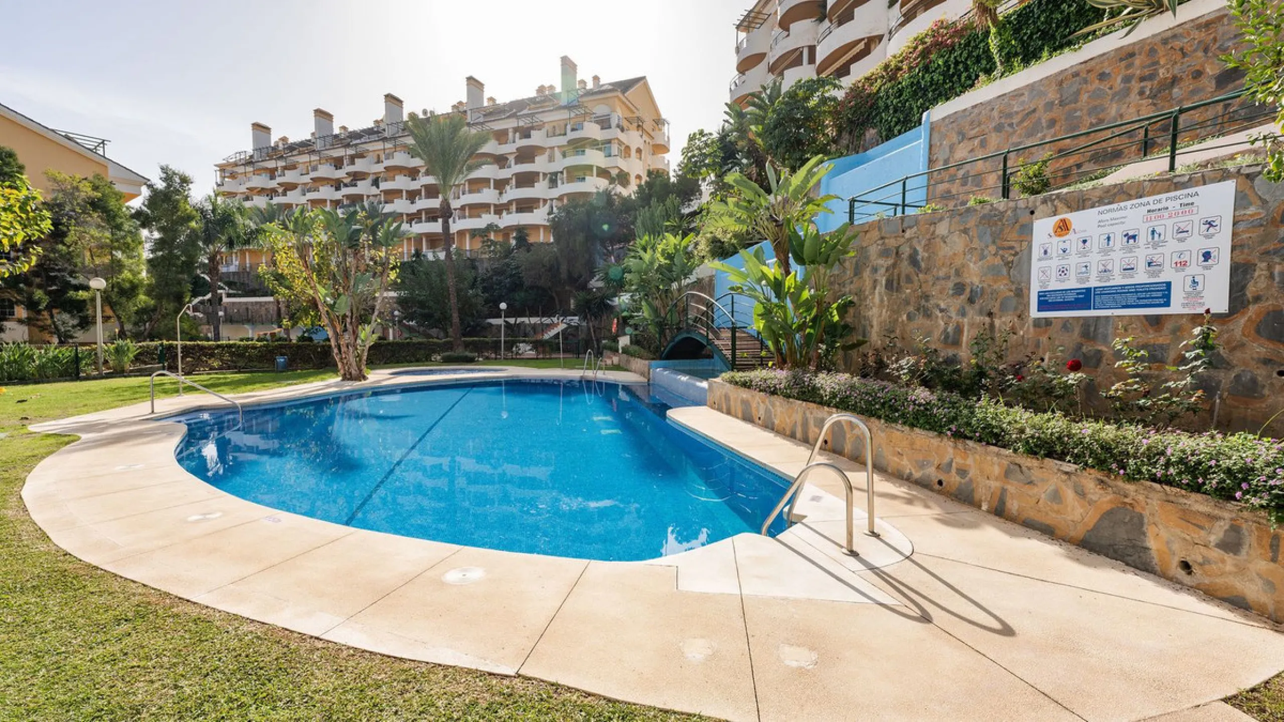 Situated in the sought-after Señorio de Aloha community in Nueva Andalucia, this attractive apartment offers two bedrooms and two bathrooms, including an en-suite. The property features 86m² of interior space complemented by a 23m² terrace, where open vie