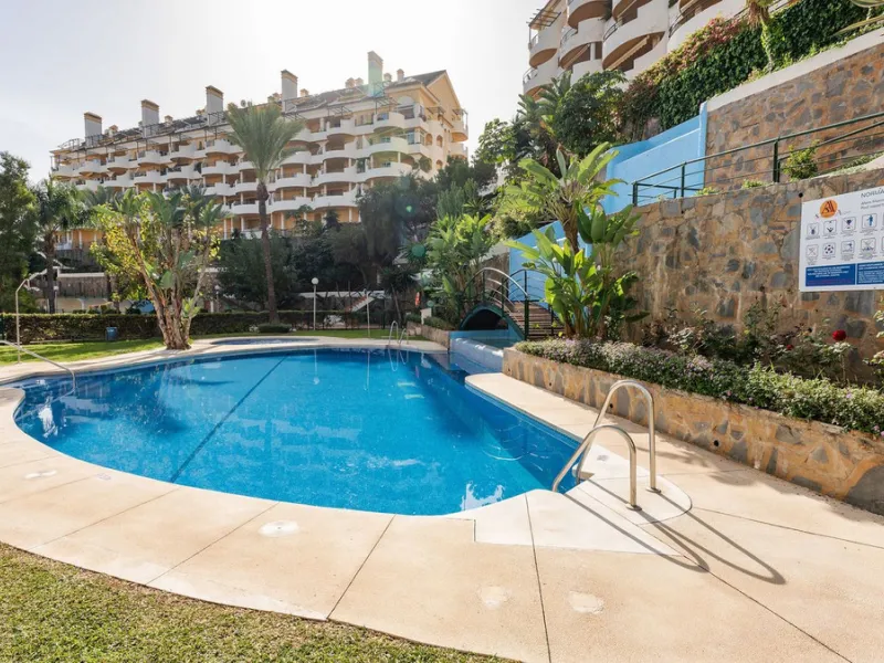 Situated in the sought-after Señorio de Aloha community in Nueva Andalucia, this attractive apartment offers two bedrooms and two bathrooms, including an en-suite. The property features 86m² of interior space complemented by a 23m² terrace, where open vie