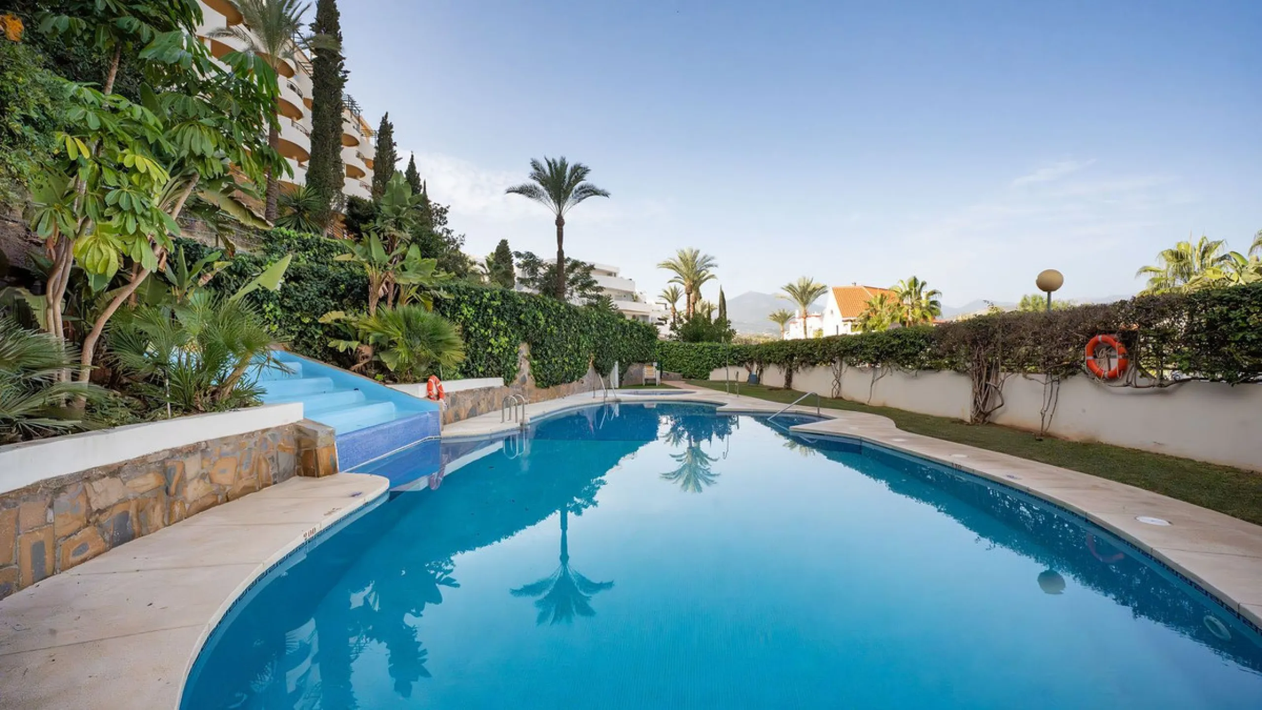 Situated in the sought-after Señorio de Aloha community in Nueva Andalucia, this attractive apartment offers two bedrooms and two bathrooms, including an en-suite. The property features 86m² of interior space complemented by a 23m² terrace, where open vie