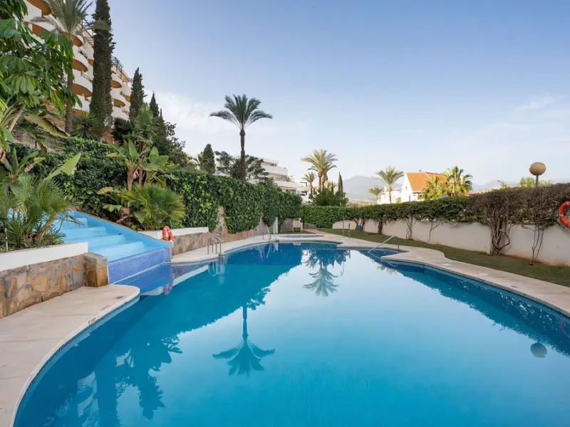 Situated in the sought-after Señorio de Aloha community in Nueva Andalucia, this attractive apartment offers two bedrooms and two bathrooms, including an en-suite. The property features 86m² of interior space complemented by a 23m² terrace, where open vie