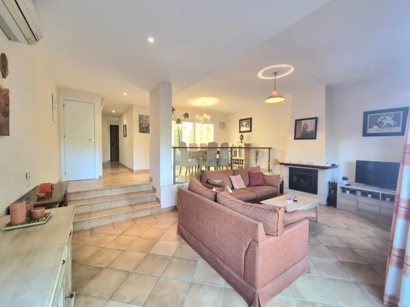 House - Townhouse в продаже в Alhaurín el Grande, Málaga. В доме 3 спален и 3 ванных комнат. Площадь дома 127 м²