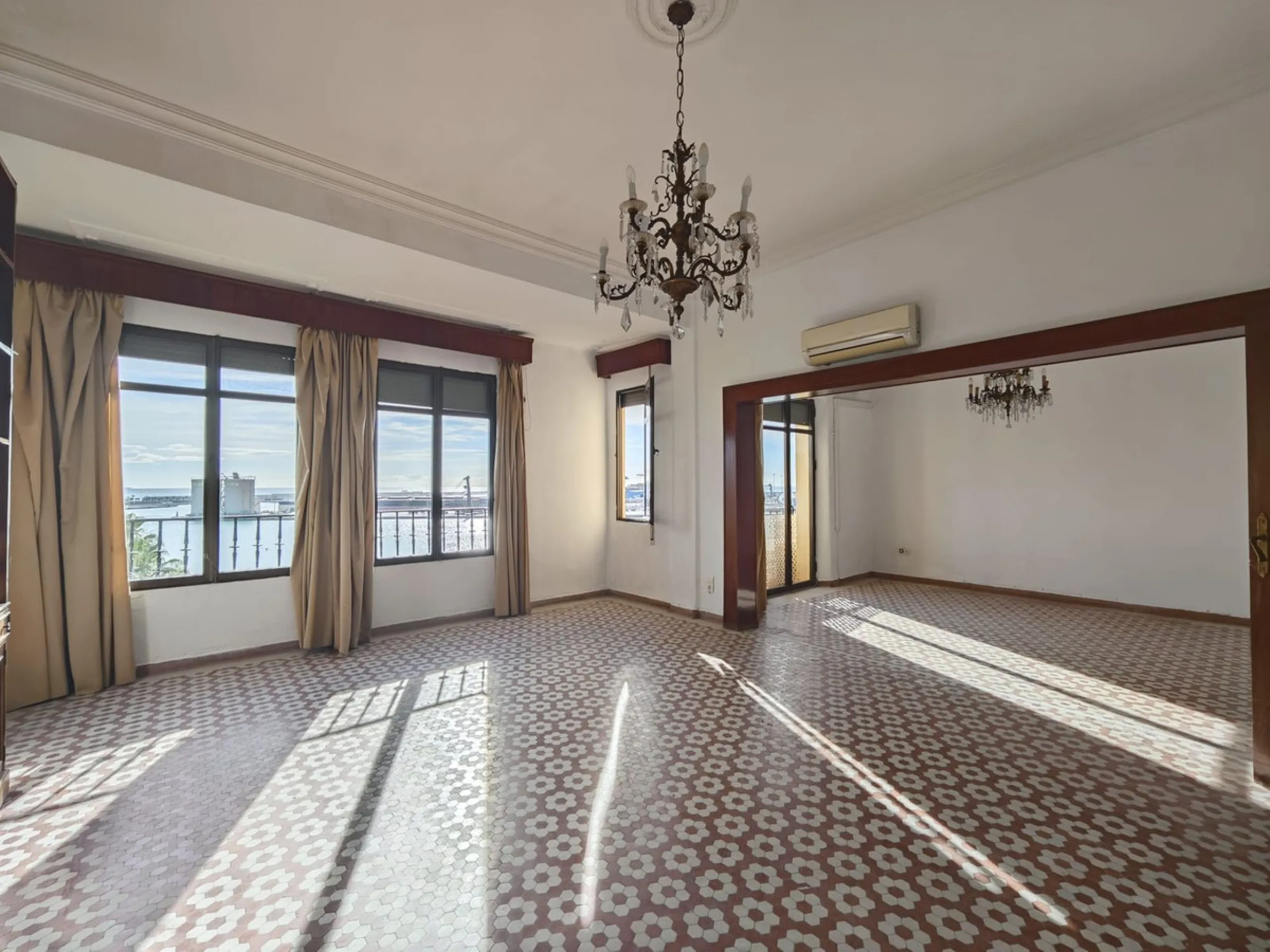 Apartment - Middle Floor Apartment в продаже в Málaga, Málaga. В доме 4 спален и 2 ванных комнат. Площадь дома 145 м²