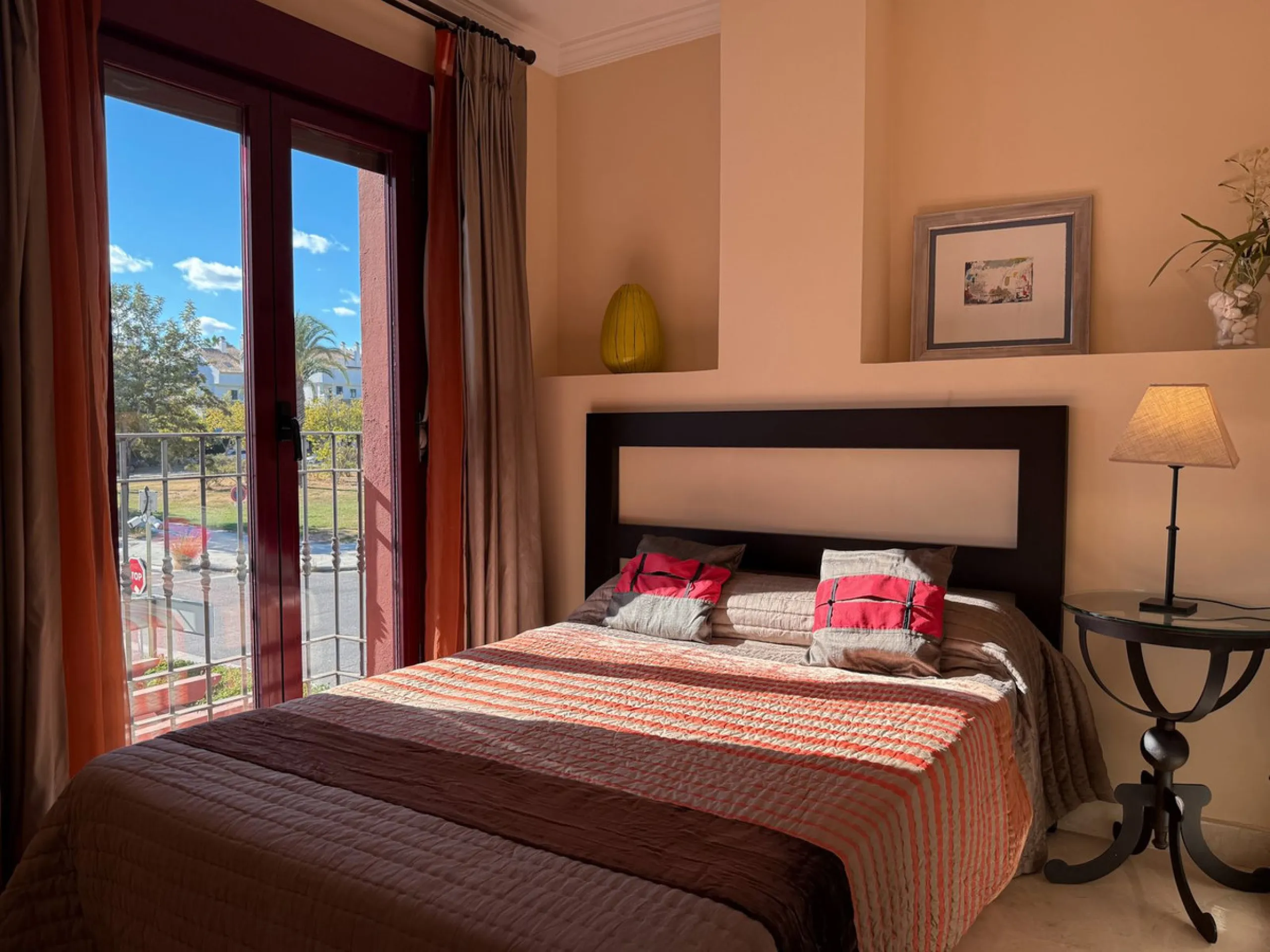 Bright and spacious 3-bedroom, 2-bathroom apartment located in the prestigious El Noray urbanization, just a short walk from the beach in San Pedro Playa, Marbella.