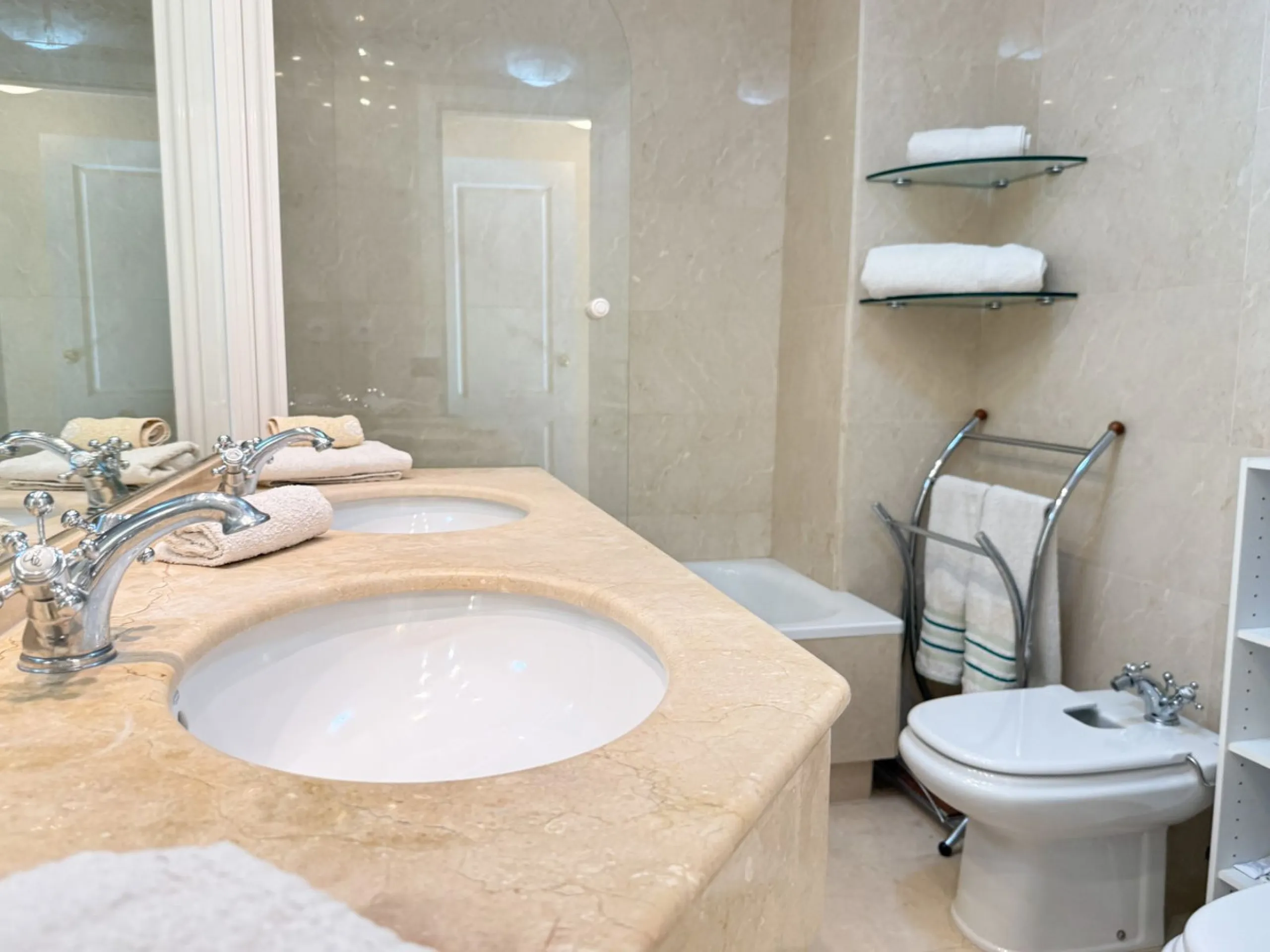 Bright and spacious 3-bedroom, 2-bathroom apartment located in the prestigious El Noray urbanization, just a short walk from the beach in San Pedro Playa, Marbella.