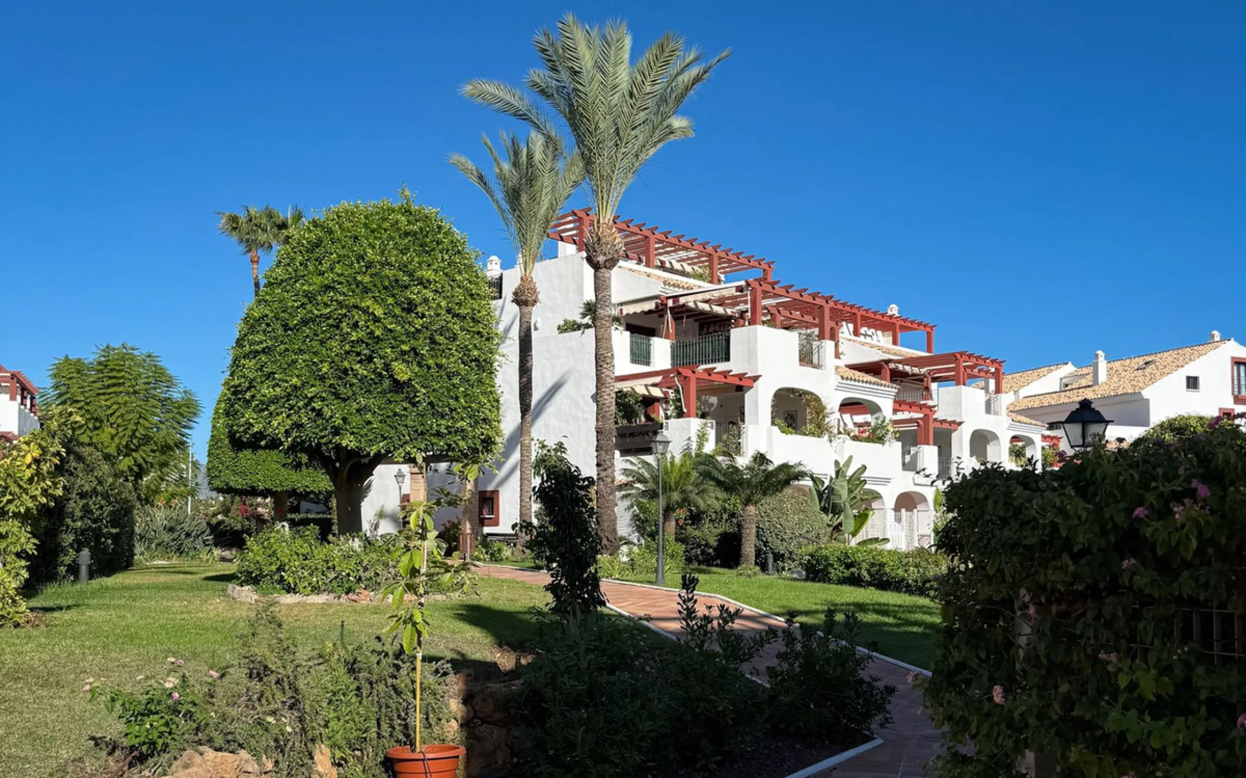 Bright and spacious 3-bedroom, 2-bathroom apartment located in the prestigious El Noray urbanization, just a short walk from the beach in San Pedro Playa, Marbella.