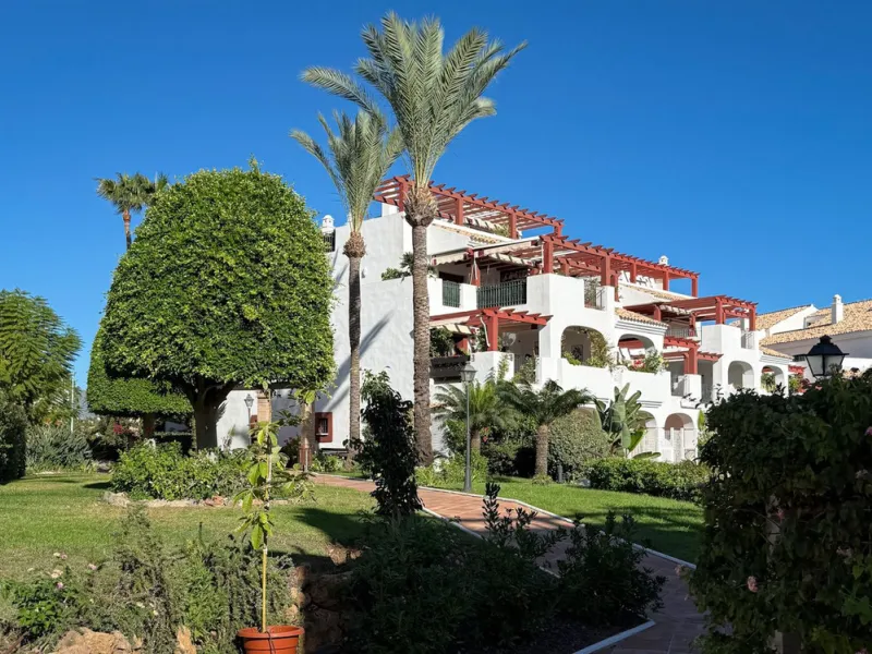 Bright and spacious 3-bedroom, 2-bathroom apartment located in the prestigious El Noray urbanization, just a short walk from the beach in San Pedro Playa, Marbella.