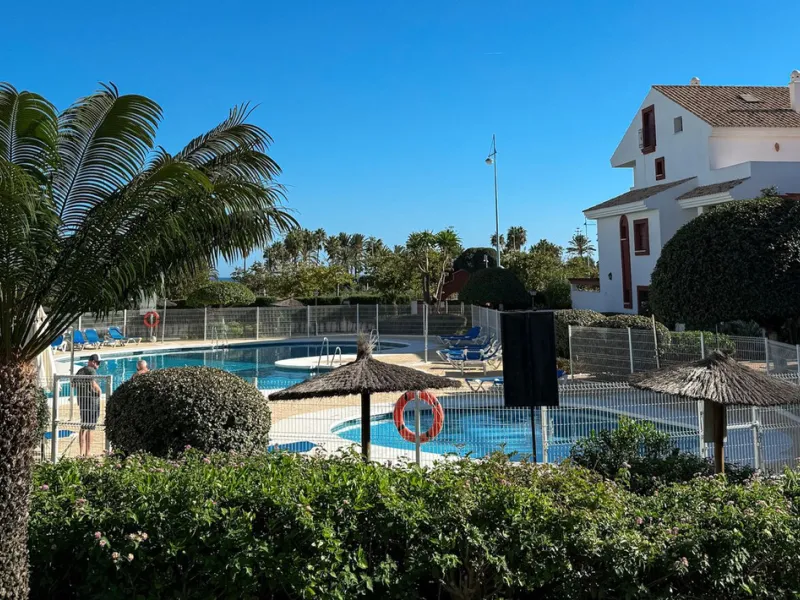 Bright and spacious 3-bedroom, 2-bathroom apartment located in the prestigious El Noray urbanization, just a short walk from the beach in San Pedro Playa, Marbella.