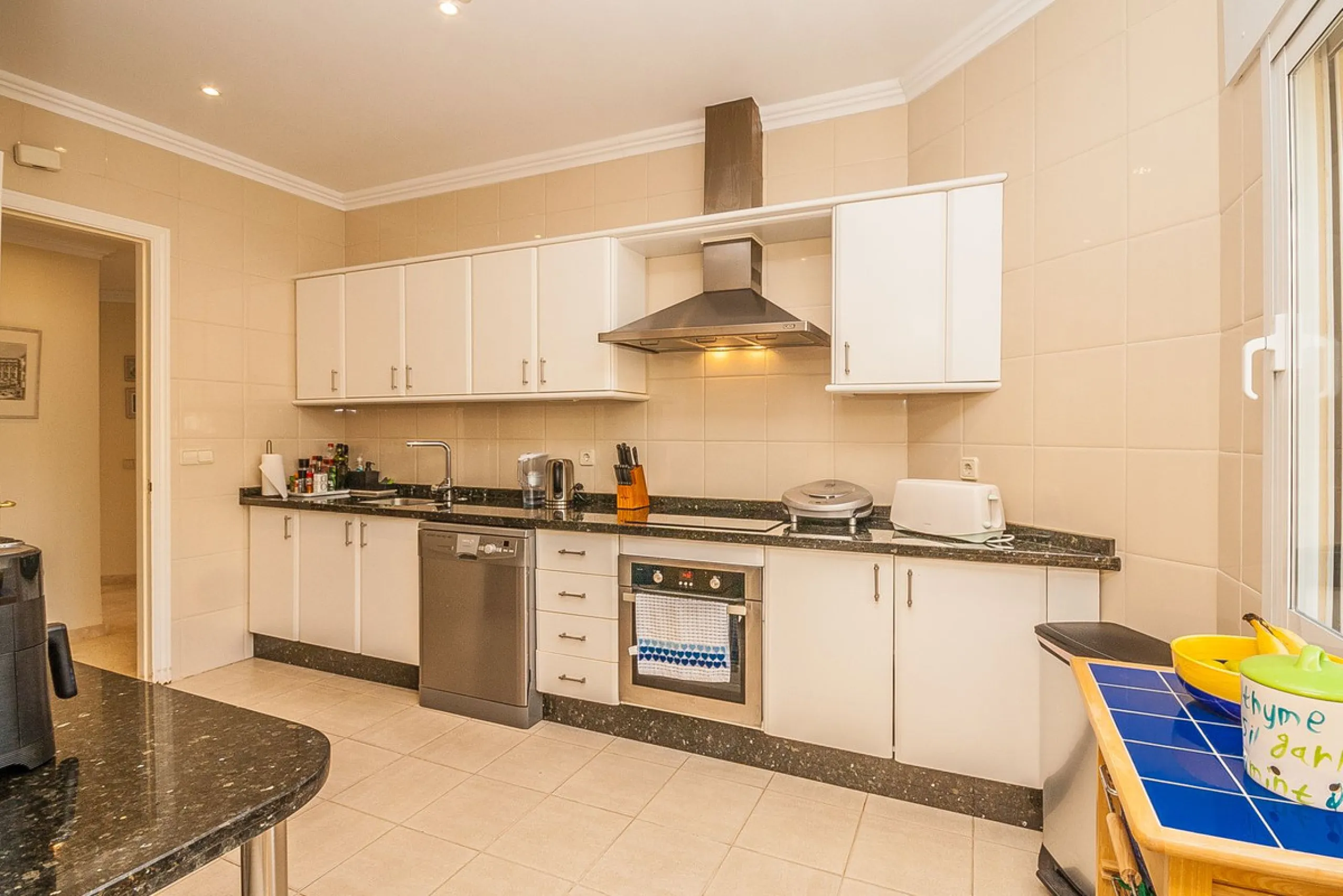 Apartment - Ground Floor Apartment в продаже в Marbella, Málaga. В доме 3 спален и 3 ванных комнат. Площадь дома 160 м²