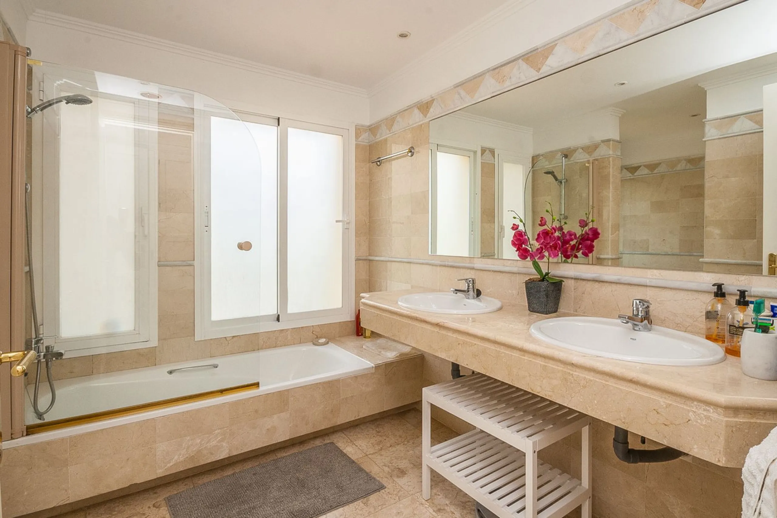 Apartment - Ground Floor Apartment в продаже в Marbella, Málaga. В доме 3 спален и 3 ванных комнат. Площадь дома 160 м²