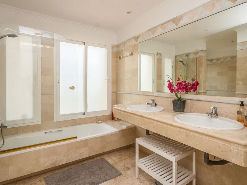 Apartment - Ground Floor Apartment в продаже в Marbella, Málaga. В доме 3 спален и 3 ванных комнат. Площадь дома 160 м²
