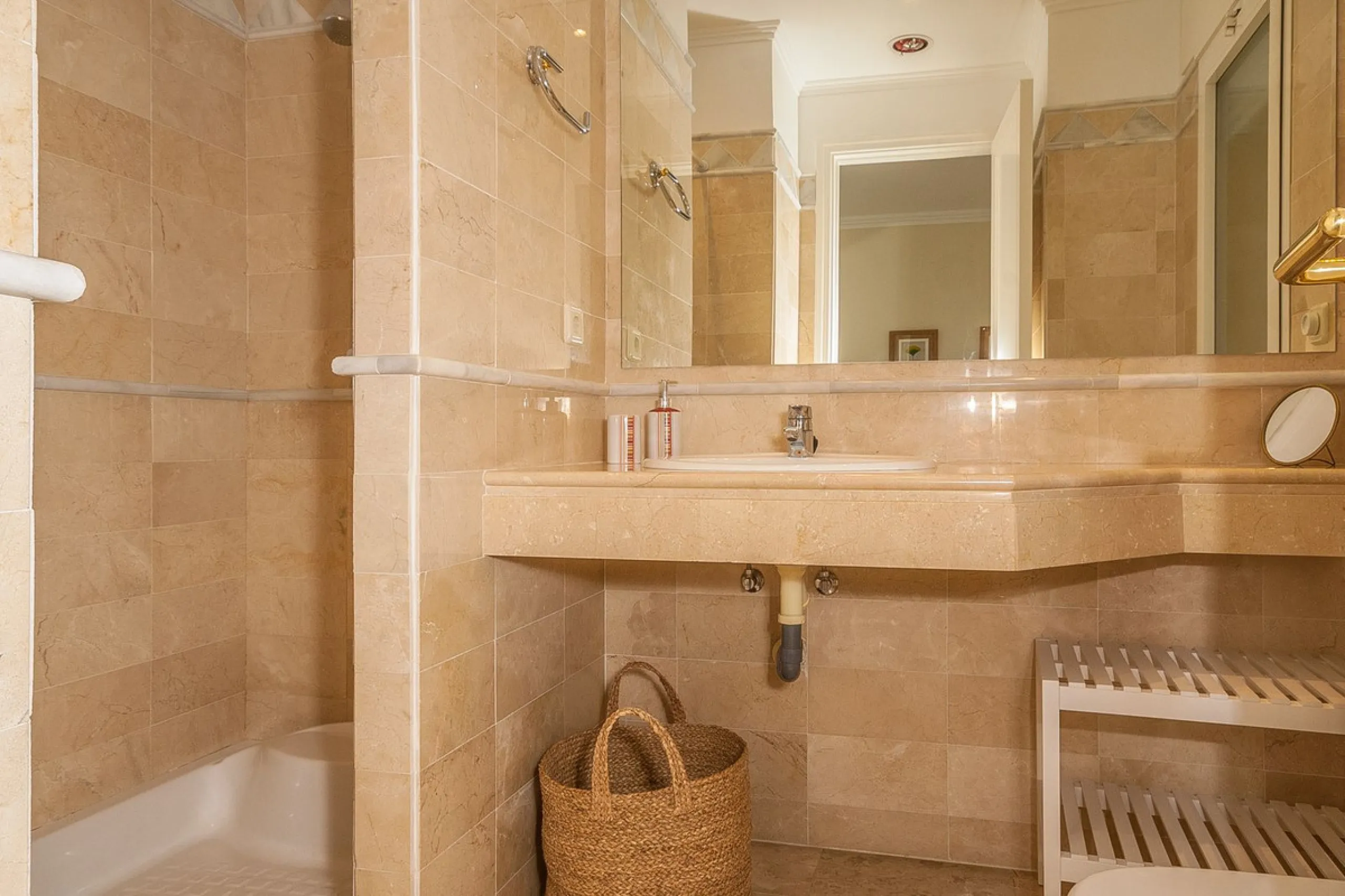 Apartment - Ground Floor Apartment в продаже в Marbella, Málaga. В доме 3 спален и 3 ванных комнат. Площадь дома 160 м²