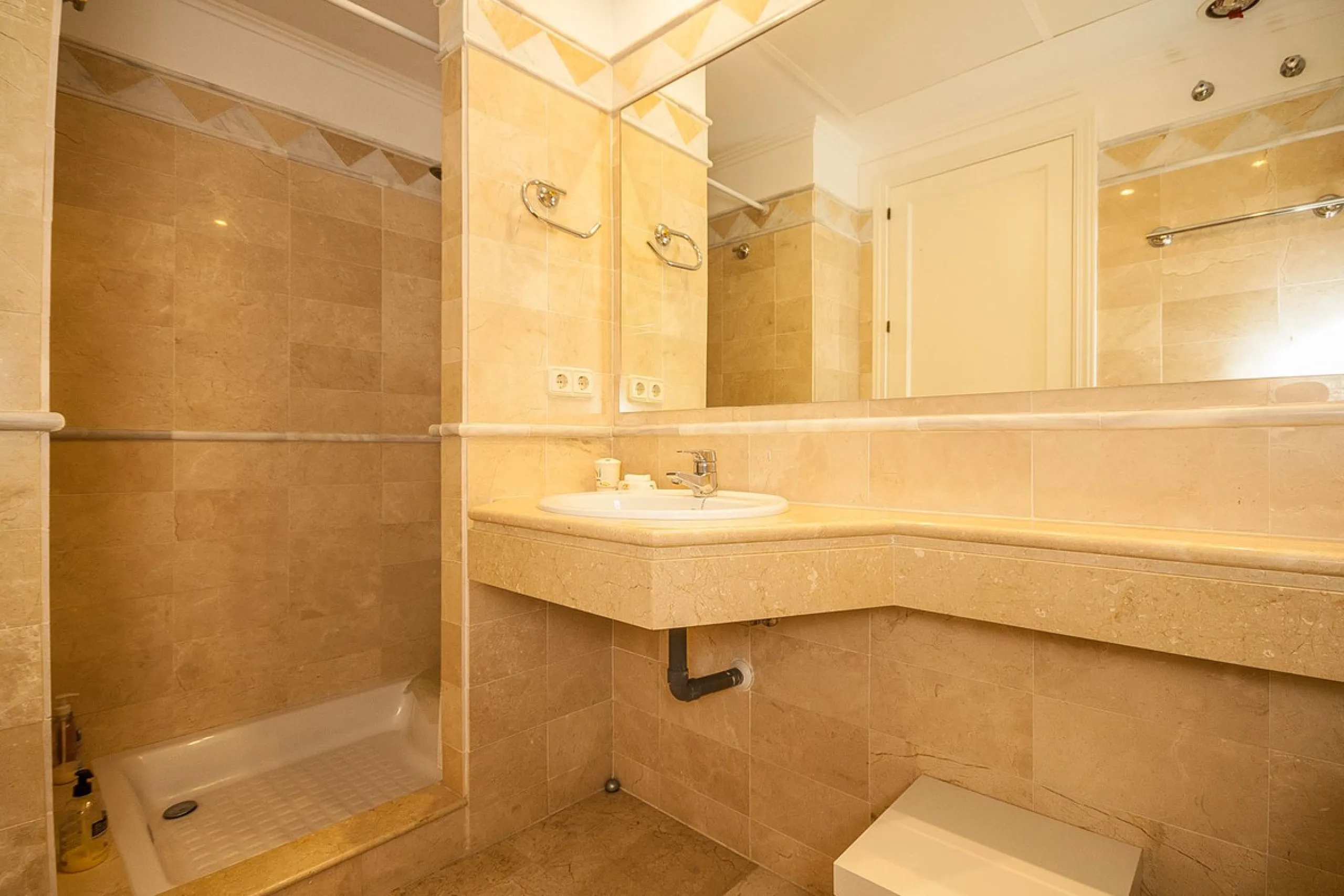 Apartment - Ground Floor Apartment в продаже в Marbella, Málaga. В доме 3 спален и 3 ванных комнат. Площадь дома 160 м²