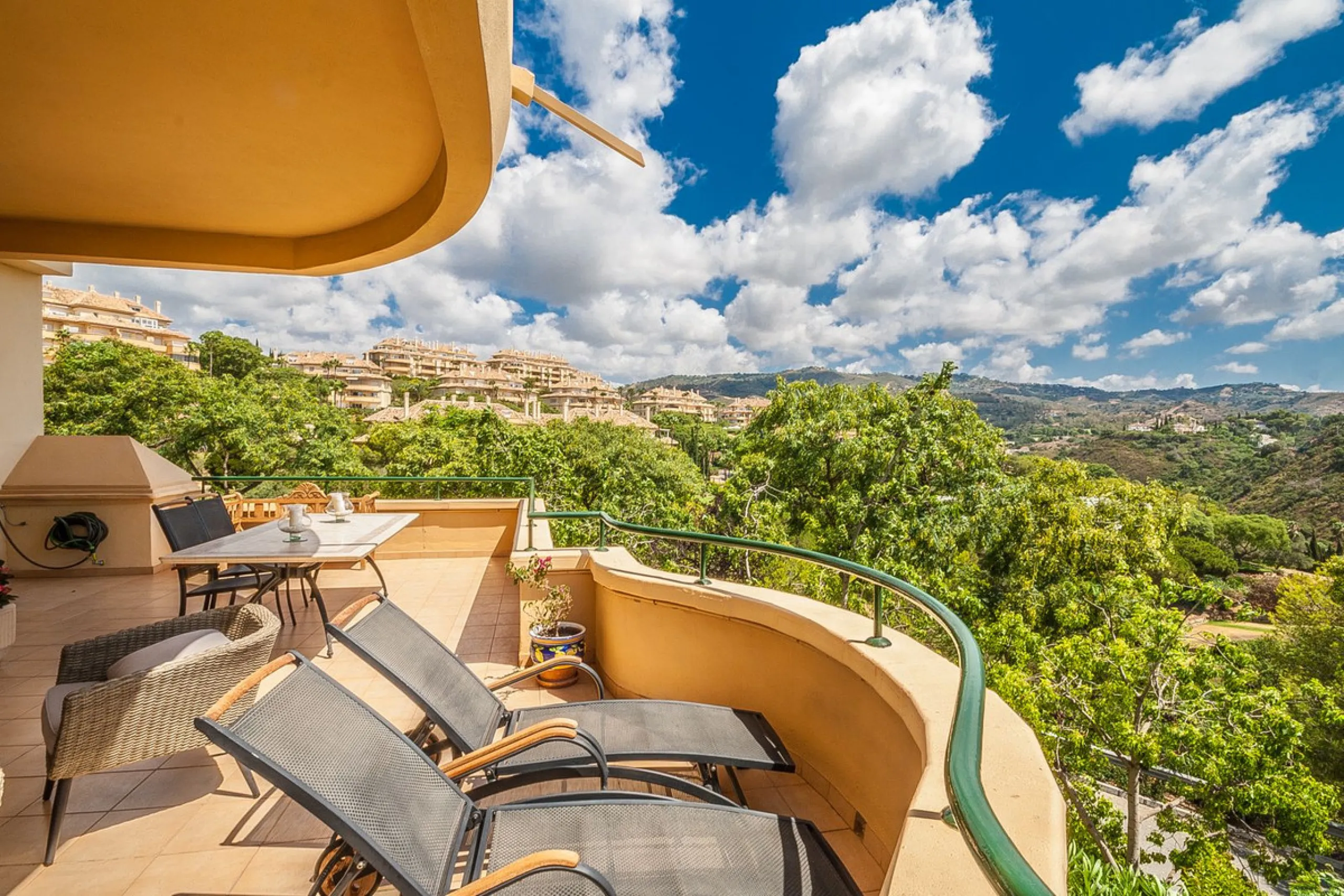 Apartment - Ground Floor Apartment в продаже в Marbella, Málaga. В доме 3 спален и 3 ванных комнат. Площадь дома 160 м²