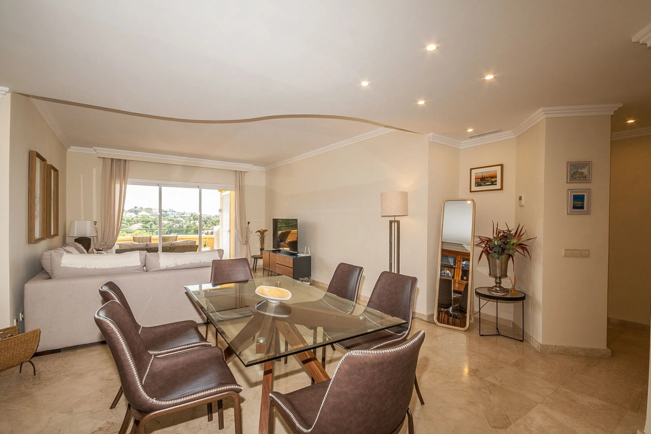 Apartment - Ground Floor Apartment в продаже в Marbella, Málaga. В доме 3 спален и 3 ванных комнат. Площадь дома 160 м²