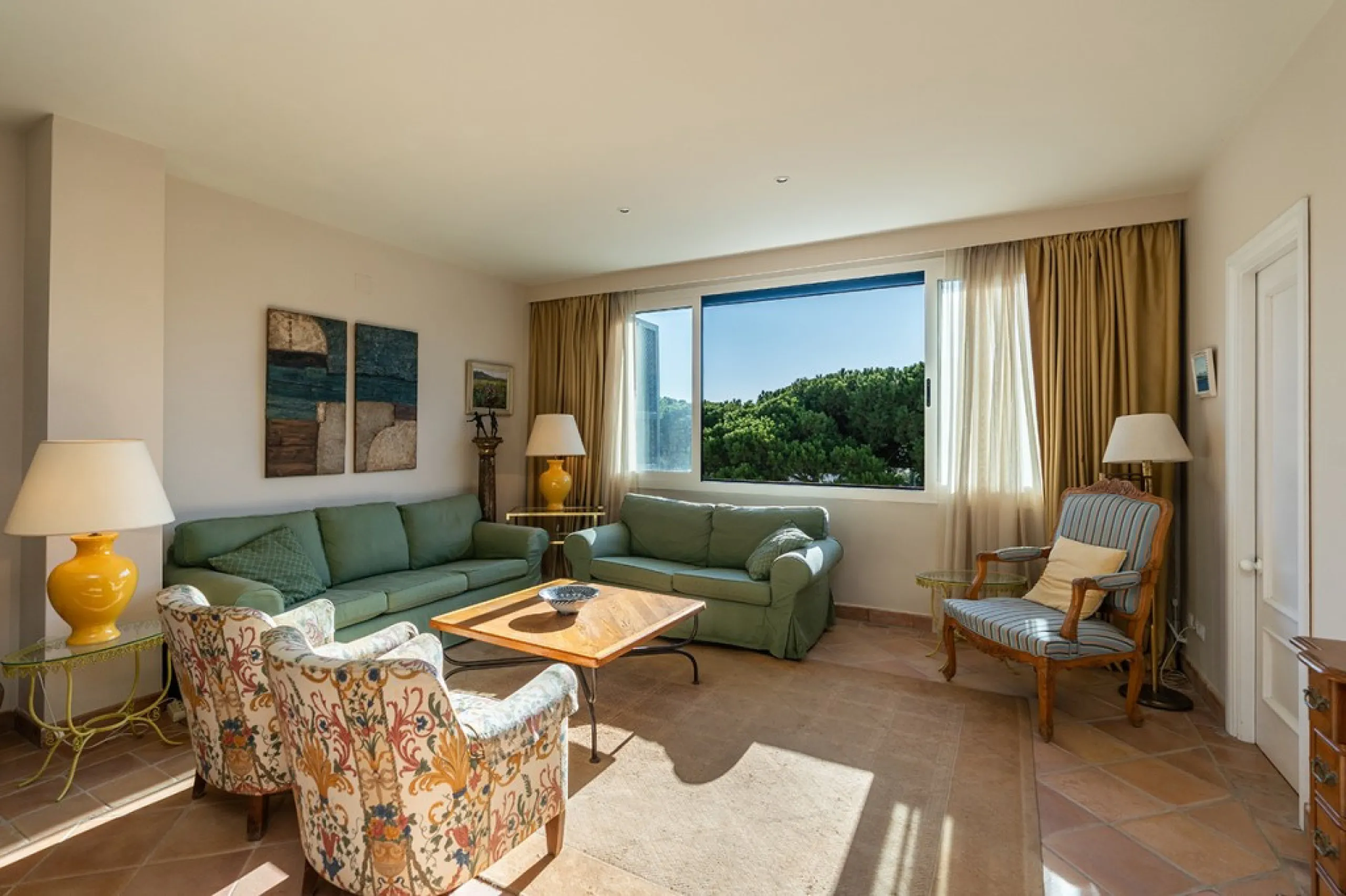 Apartment - Middle Floor Apartment в продаже в Marbella, Málaga. В доме 4 спален и 3 ванных комнат. Площадь дома 128 м²