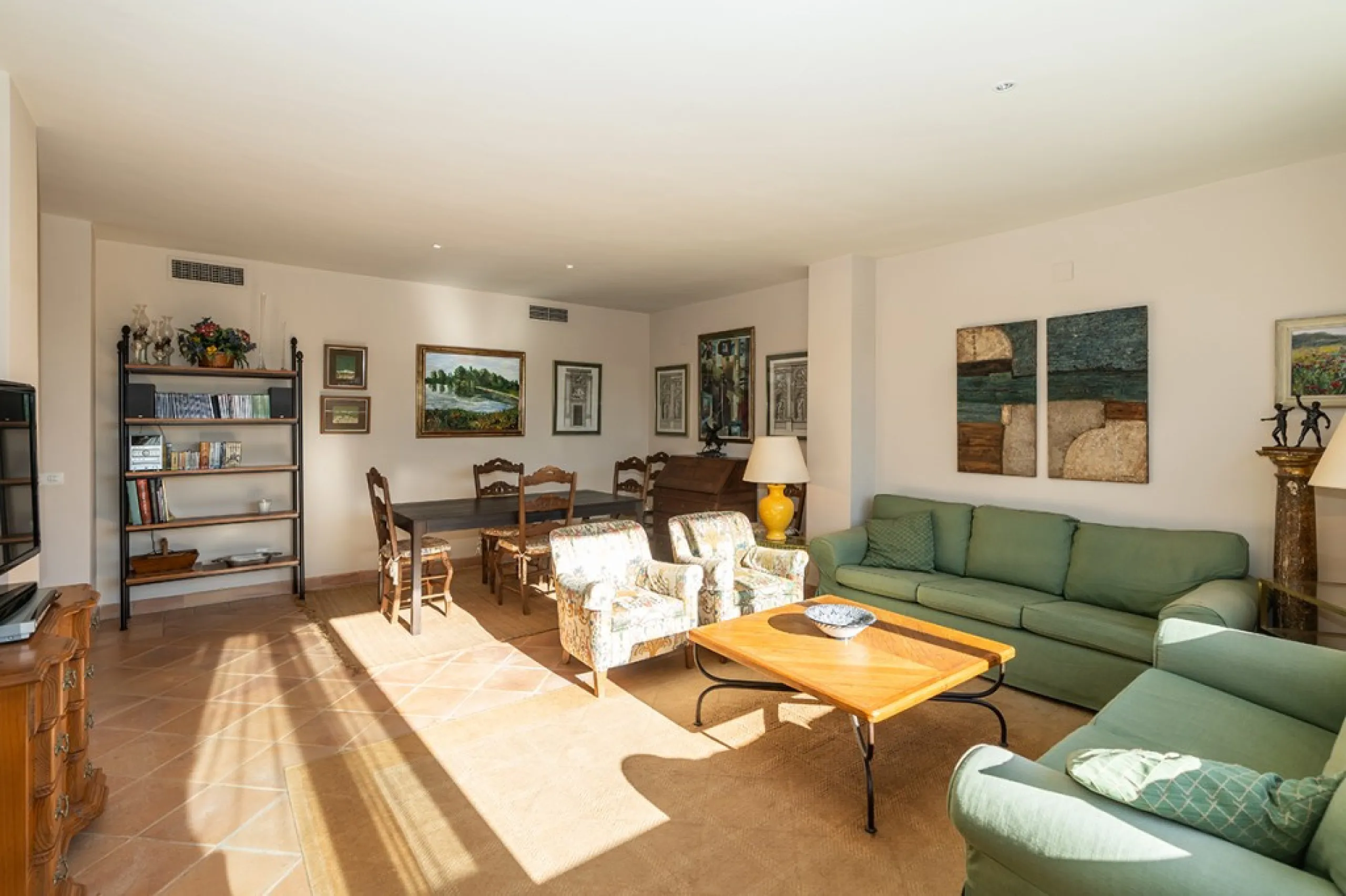 Apartment - Middle Floor Apartment в продаже в Marbella, Málaga. В доме 4 спален и 3 ванных комнат. Площадь дома 128 м²
