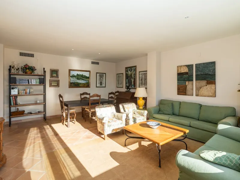 Apartment - Middle Floor Apartment в продаже в Marbella, Málaga. В доме 4 спален и 3 ванных комнат. Площадь дома 128 м²