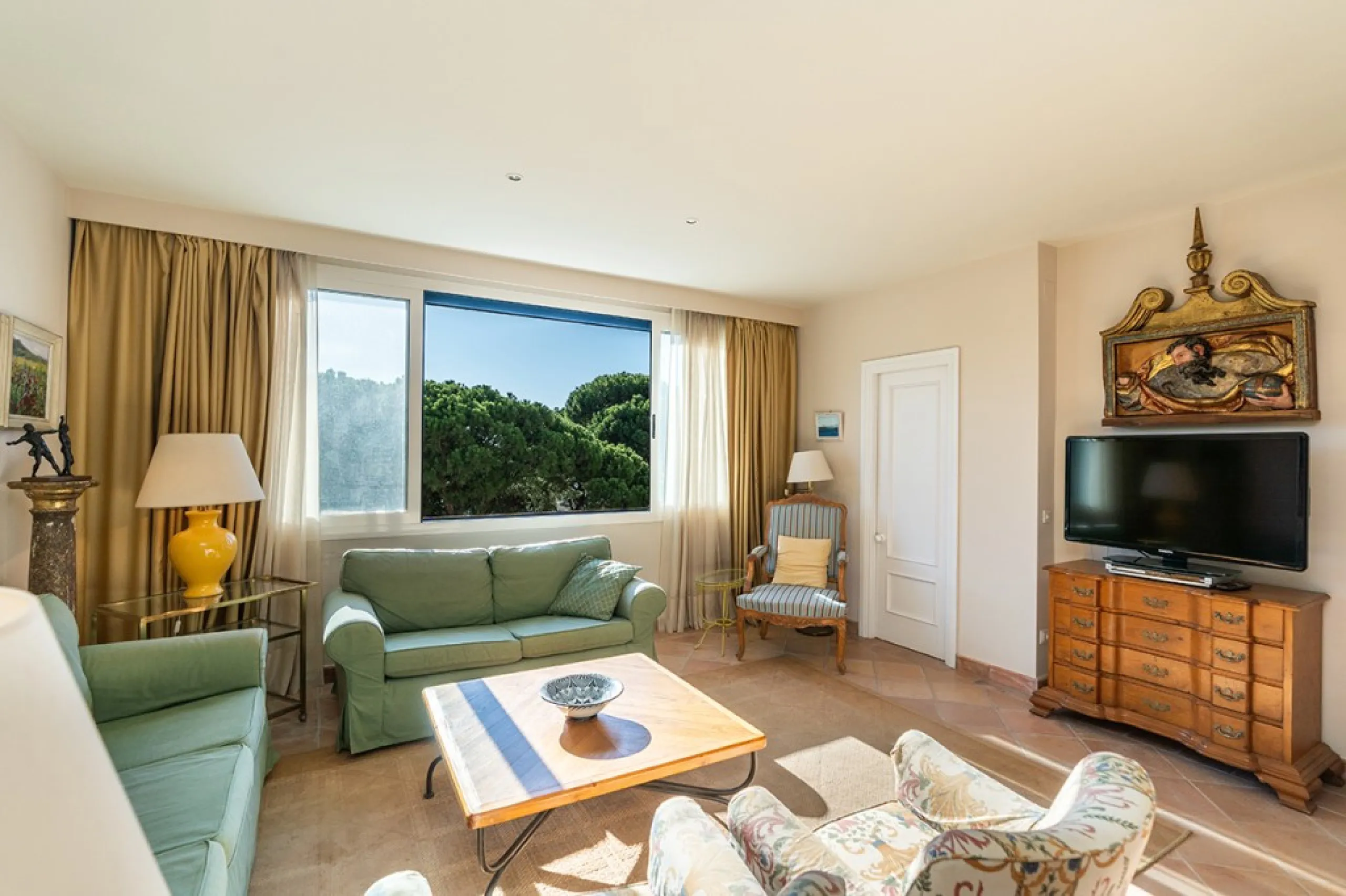 Apartment - Middle Floor Apartment в продаже в Marbella, Málaga. В доме 4 спален и 3 ванных комнат. Площадь дома 128 м²