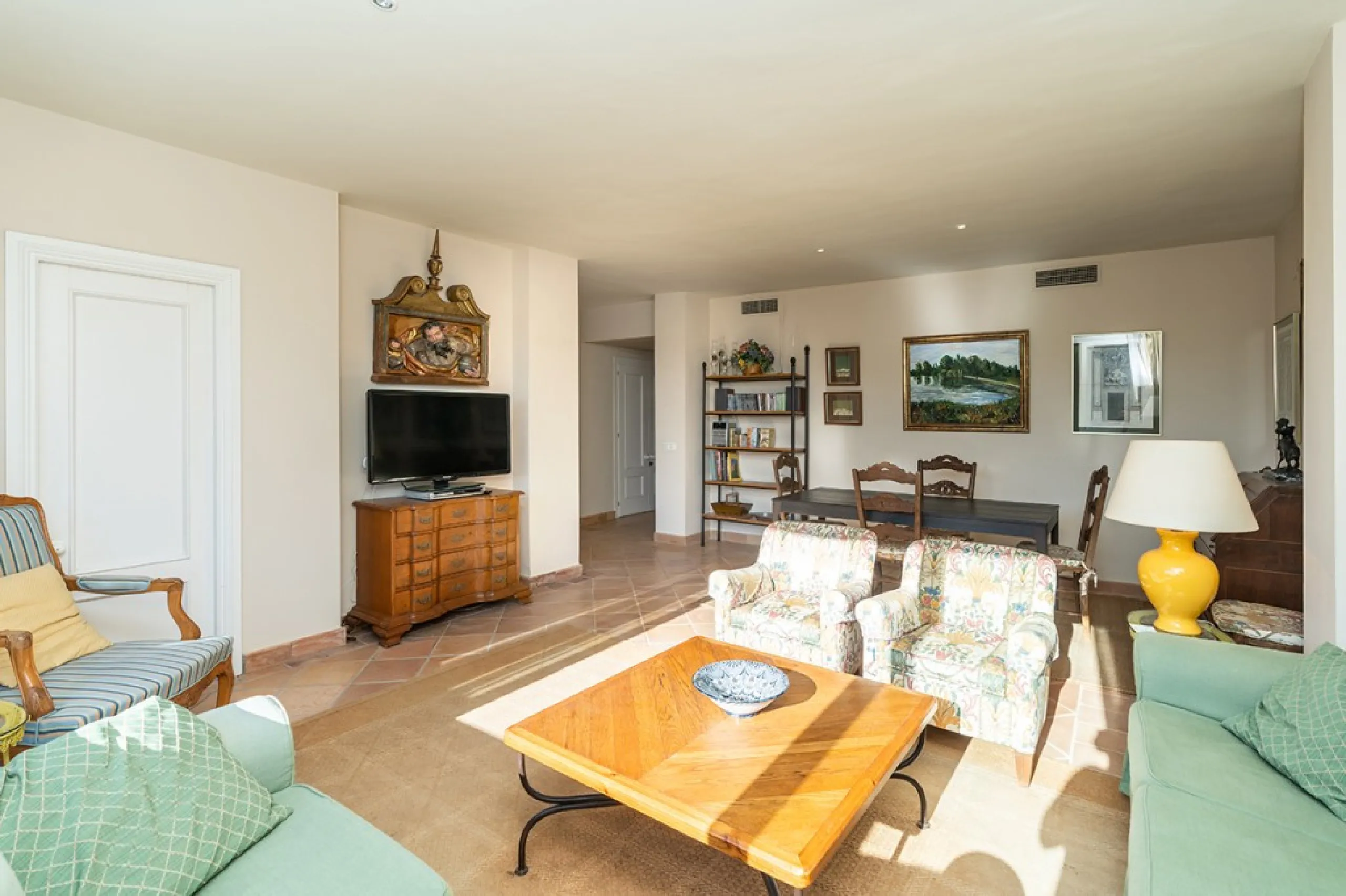 Apartment - Middle Floor Apartment в продаже в Marbella, Málaga. В доме 4 спален и 3 ванных комнат. Площадь дома 128 м²