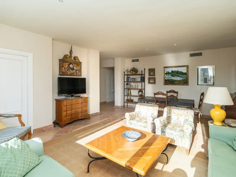 Apartment - Middle Floor Apartment в продаже в Marbella, Málaga. В доме 4 спален и 3 ванных комнат. Площадь дома 128 м²