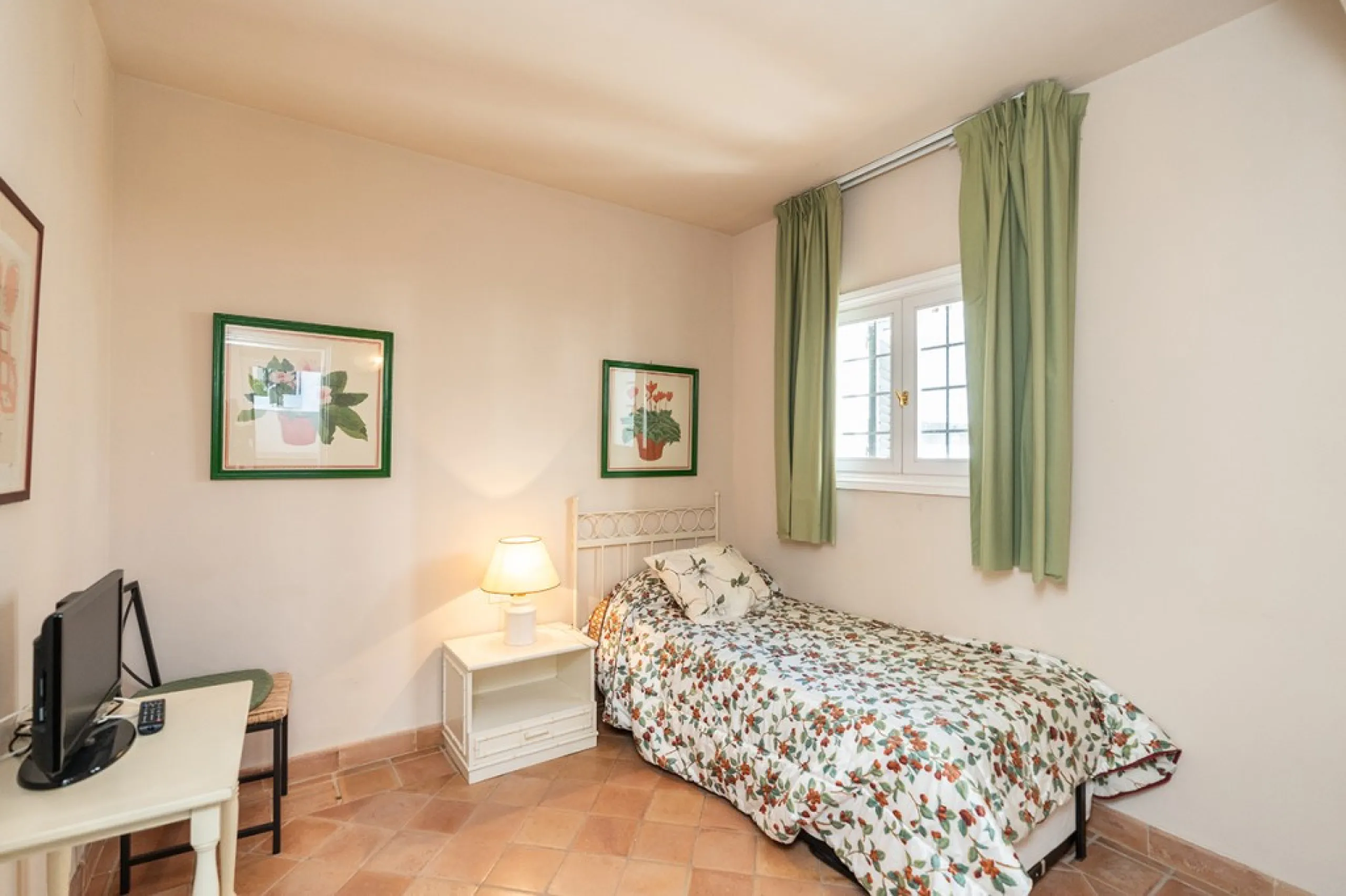 Apartment - Middle Floor Apartment в продаже в Marbella, Málaga. В доме 4 спален и 3 ванных комнат. Площадь дома 128 м²
