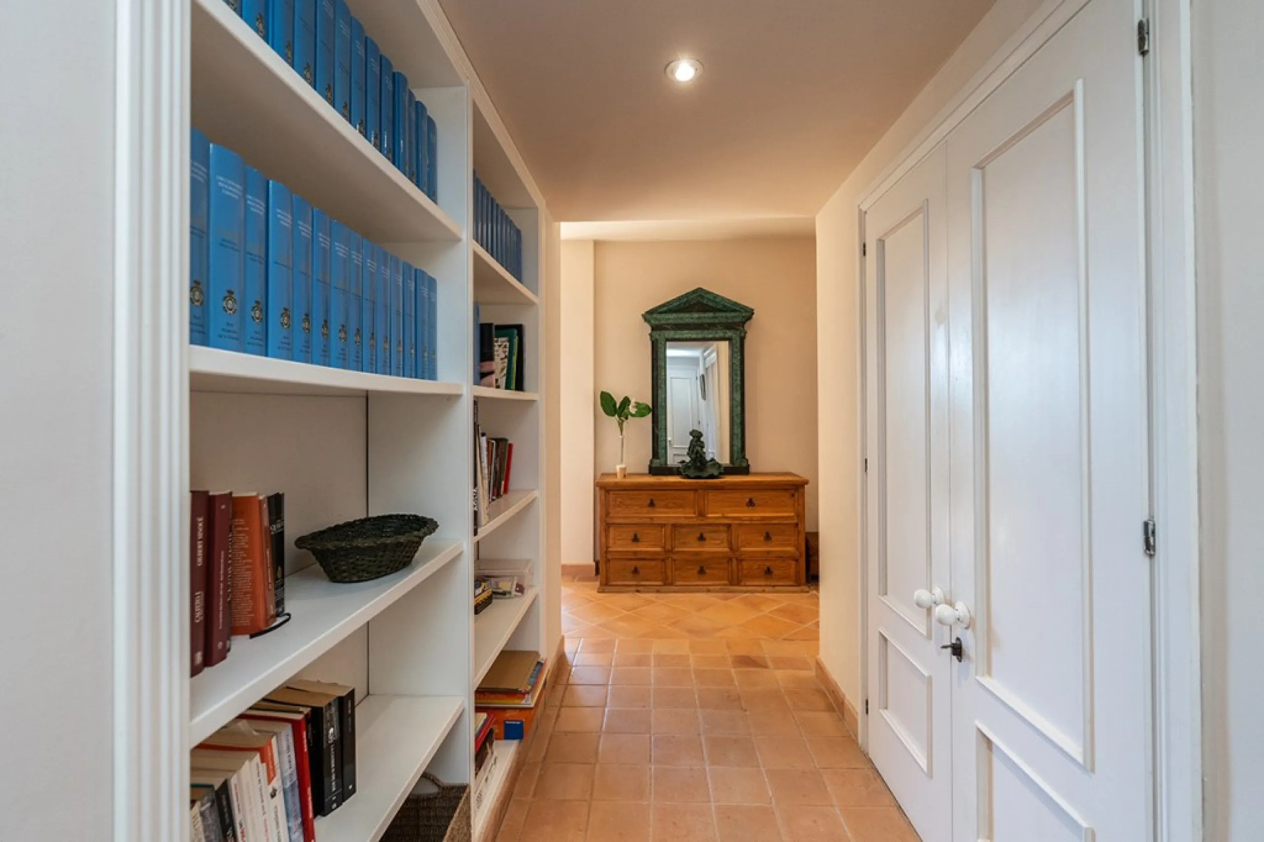 Apartment - Middle Floor Apartment в продаже в Marbella, Málaga. В доме 4 спален и 3 ванных комнат. Площадь дома 128 м²