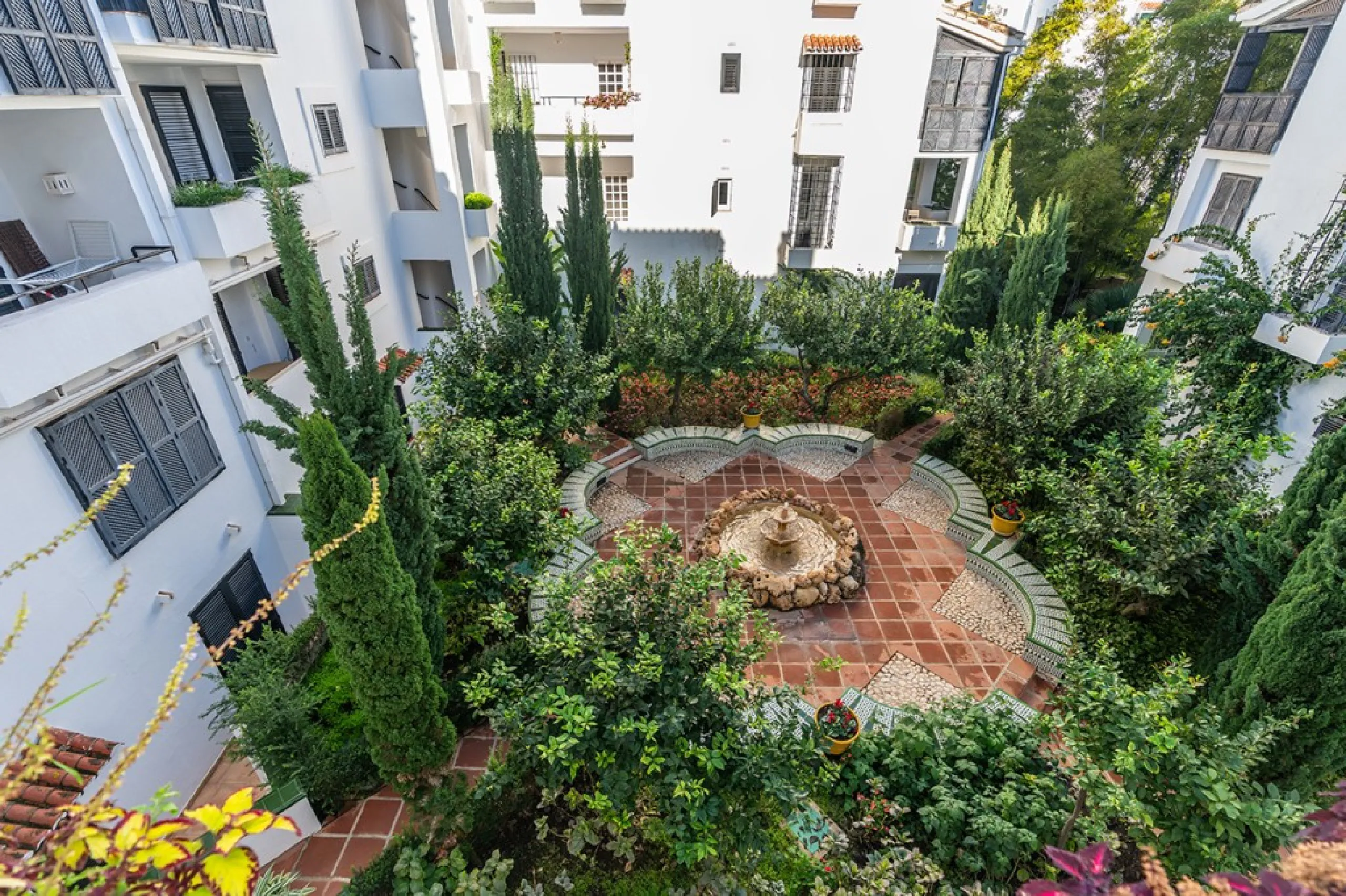 Apartment - Middle Floor Apartment в продаже в Marbella, Málaga. В доме 4 спален и 3 ванных комнат. Площадь дома 128 м²