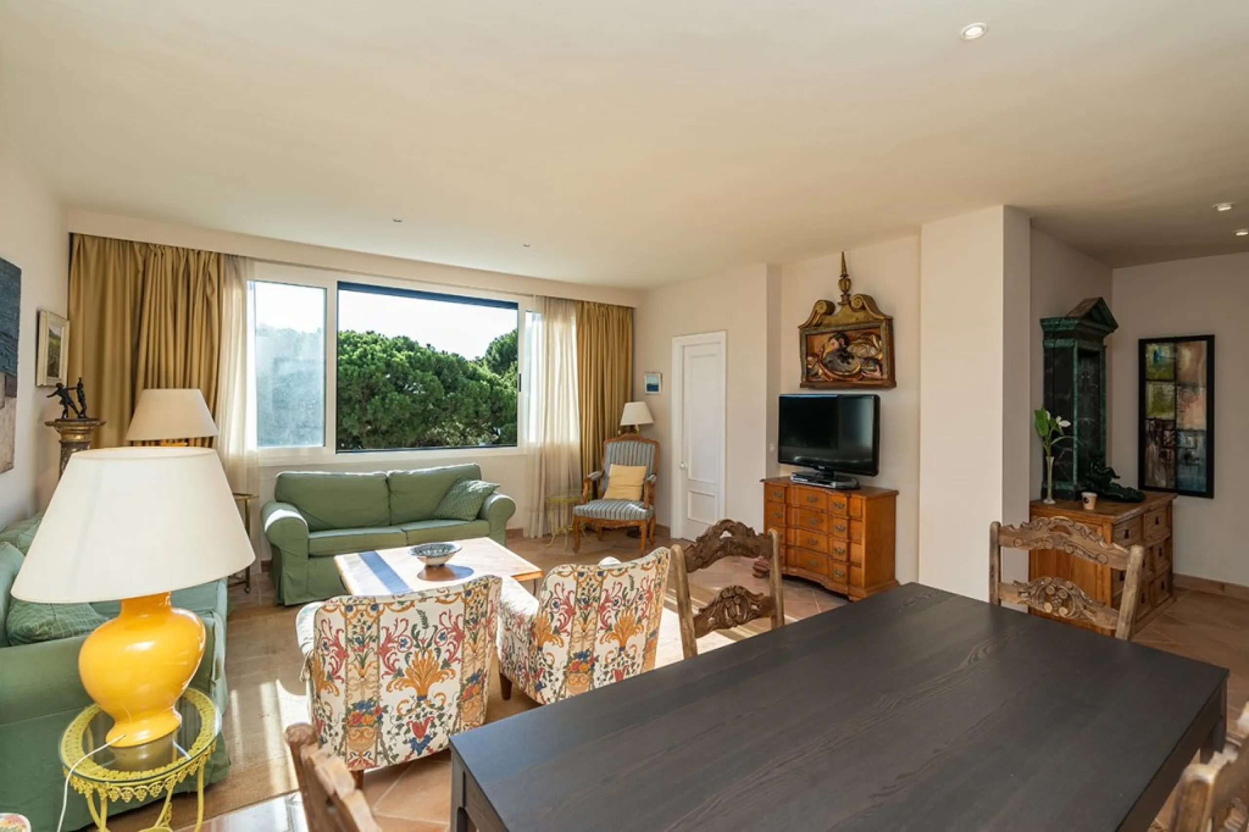 Apartment - Middle Floor Apartment в продаже в Marbella, Málaga. В доме 4 спален и 3 ванных комнат. Площадь дома 128 м²
