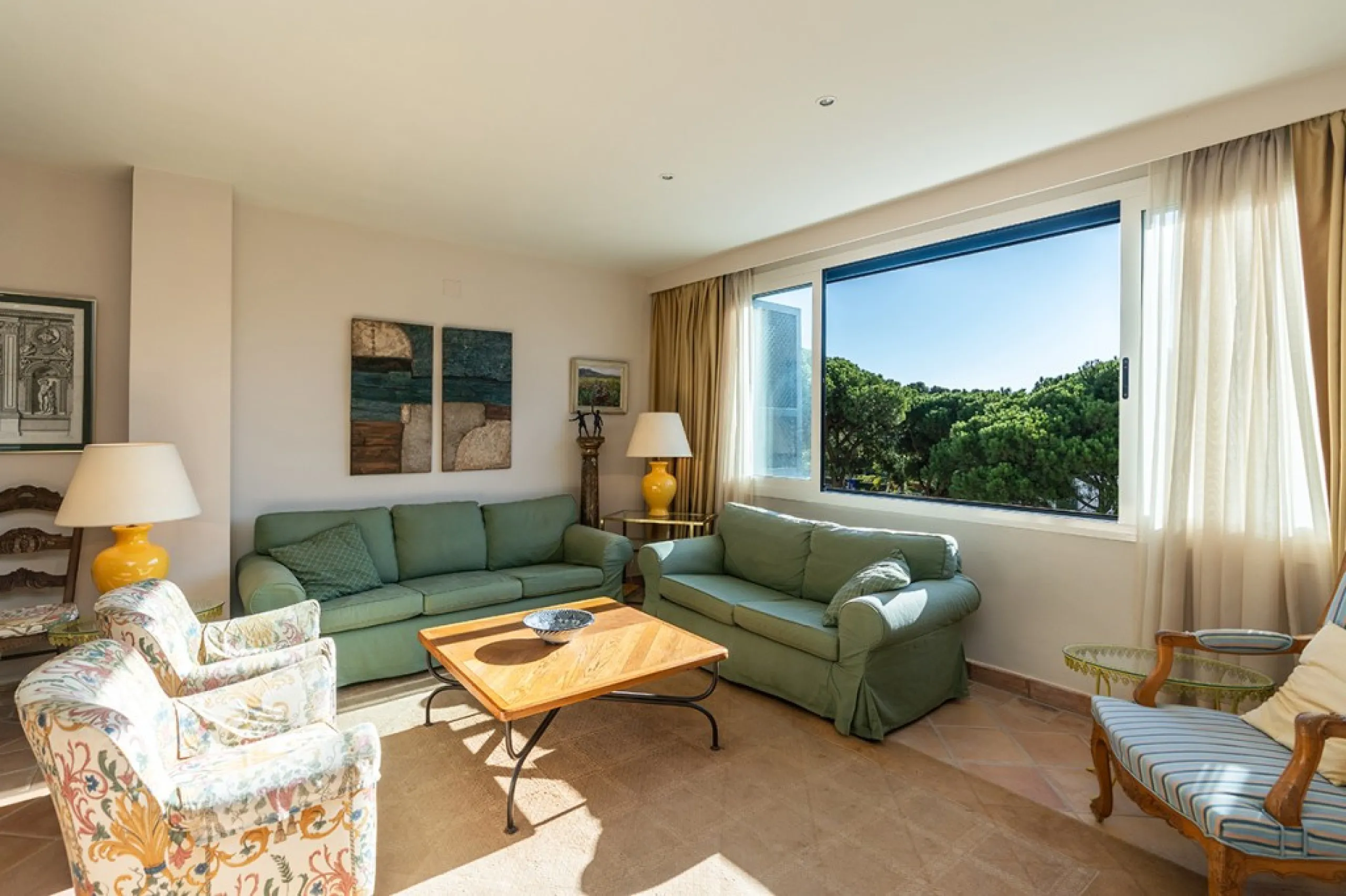 Apartment - Middle Floor Apartment в продаже в Marbella, Málaga. В доме 4 спален и 3 ванных комнат. Площадь дома 128 м²