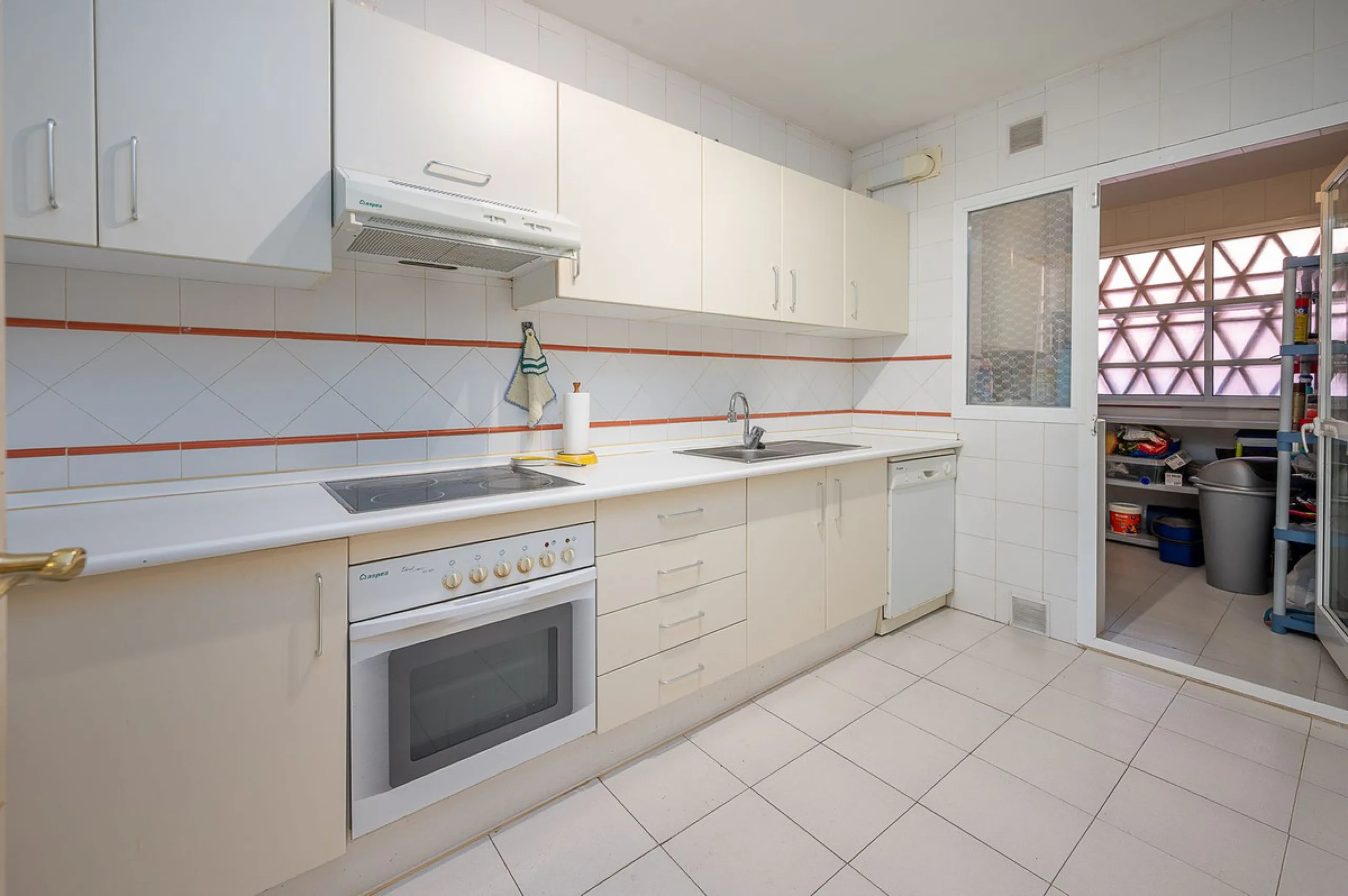 One-level apartment consisting of 3 double bedrooms, together with 3 bathrooms a large L shape terrace with the bonus of half being covered and the other half open to be able to enjoy the sun all day long which you has limited sea views. Property comes wi