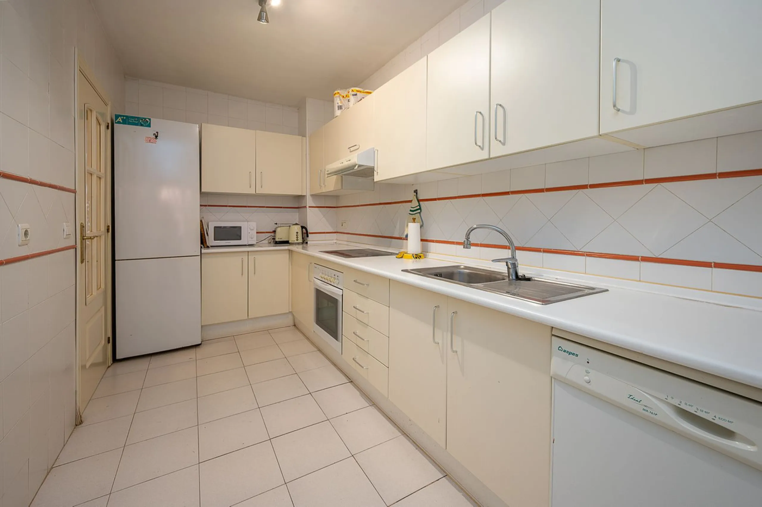 One-level apartment consisting of 3 double bedrooms, together with 3 bathrooms a large L shape terrace with the bonus of half being covered and the other half open to be able to enjoy the sun all day long which you has limited sea views. Property comes wi