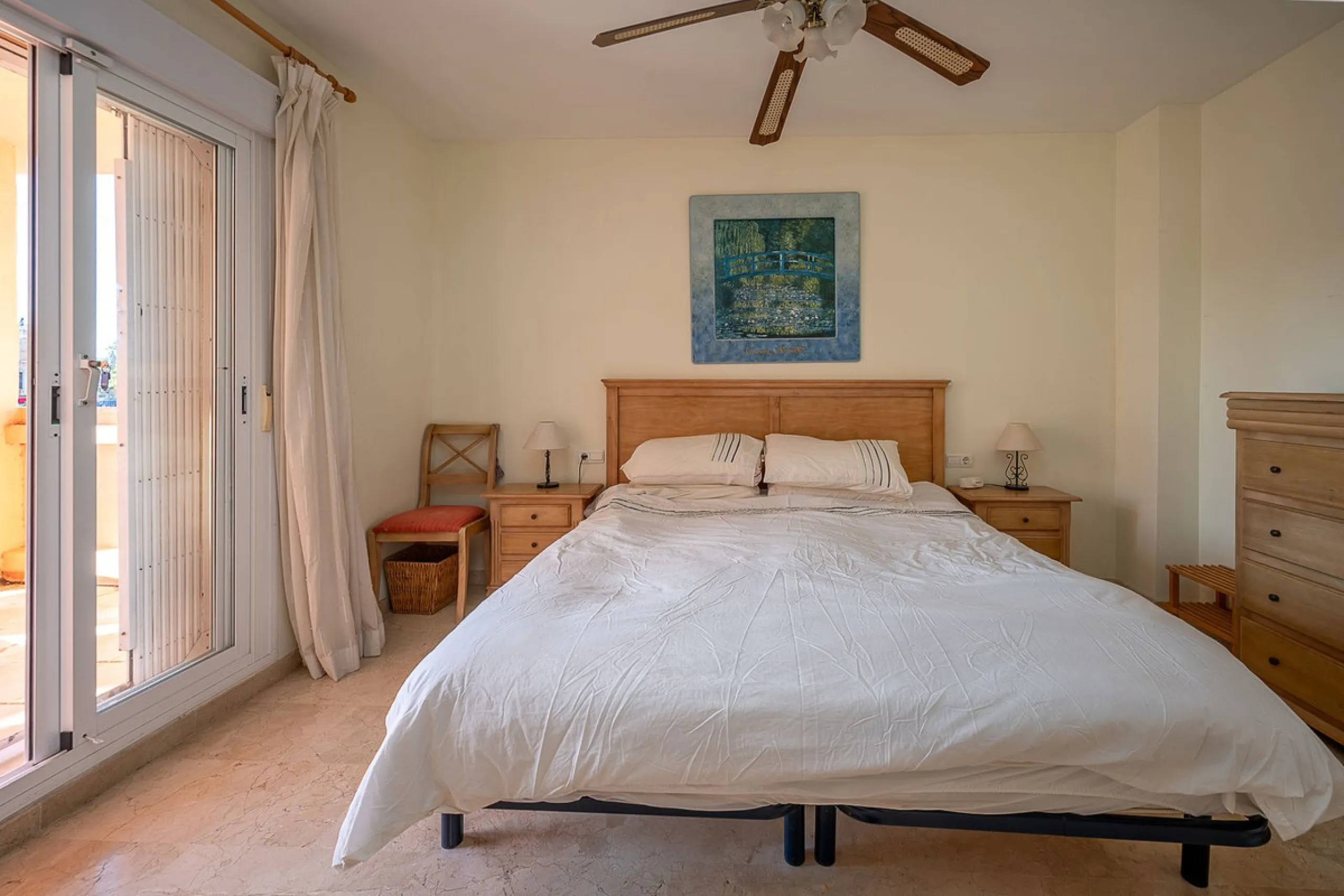 One-level apartment consisting of 3 double bedrooms, together with 3 bathrooms a large L shape terrace with the bonus of half being covered and the other half open to be able to enjoy the sun all day long which you has limited sea views. Property comes wi