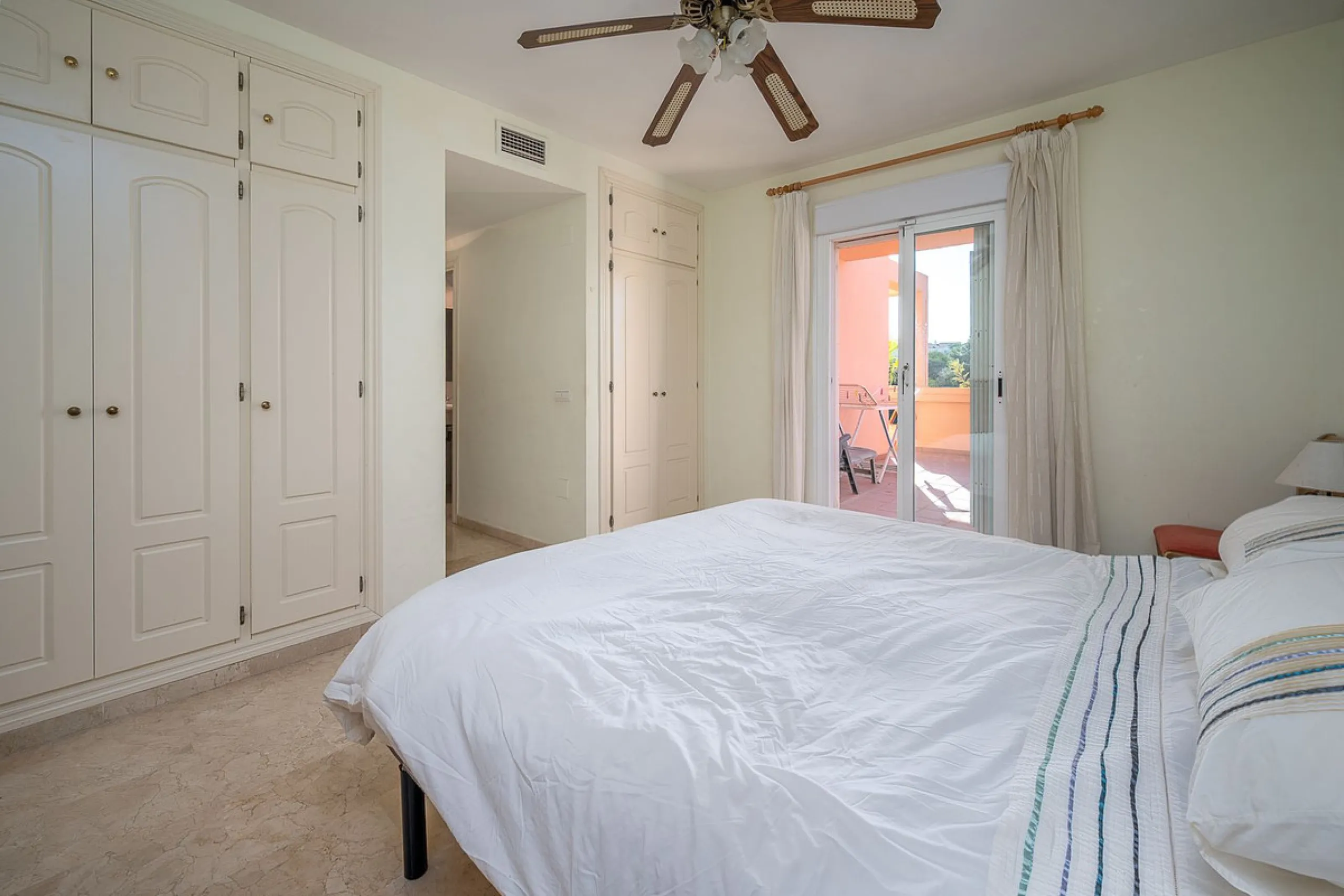 One-level apartment consisting of 3 double bedrooms, together with 3 bathrooms a large L shape terrace with the bonus of half being covered and the other half open to be able to enjoy the sun all day long which you has limited sea views. Property comes wi