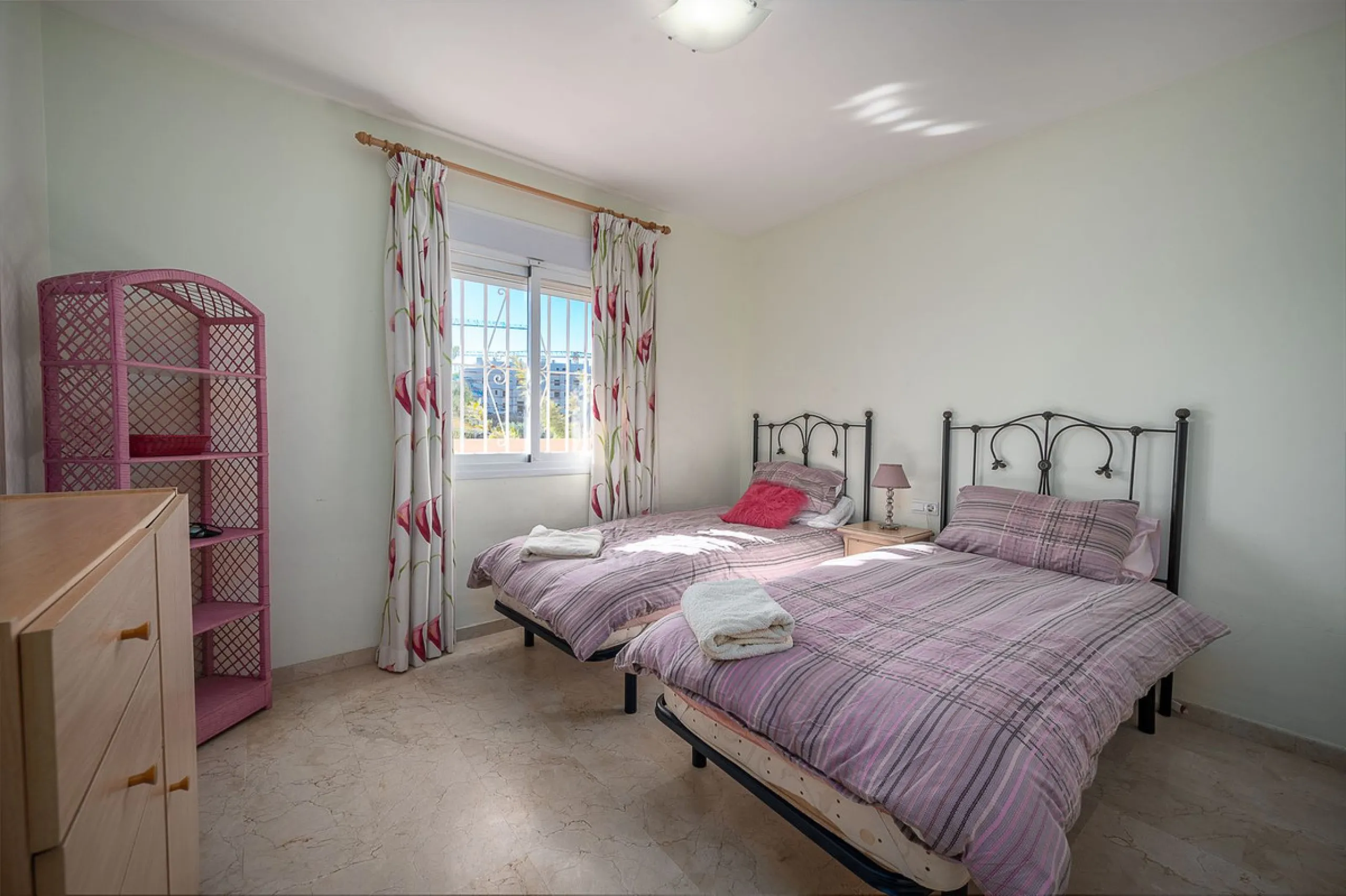 One-level apartment consisting of 3 double bedrooms, together with 3 bathrooms a large L shape terrace with the bonus of half being covered and the other half open to be able to enjoy the sun all day long which you has limited sea views. Property comes wi