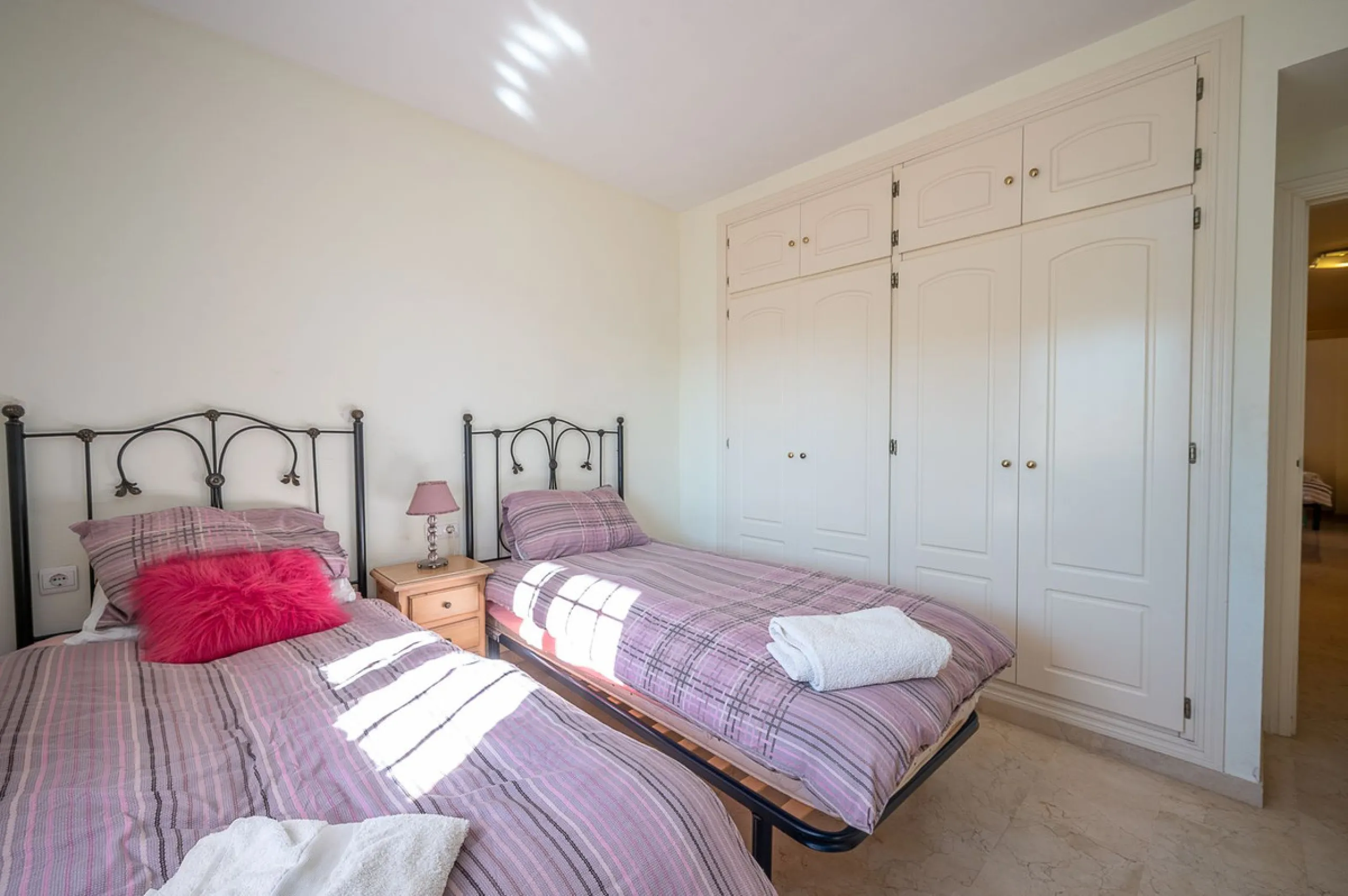 One-level apartment consisting of 3 double bedrooms, together with 3 bathrooms a large L shape terrace with the bonus of half being covered and the other half open to be able to enjoy the sun all day long which you has limited sea views. Property comes wi